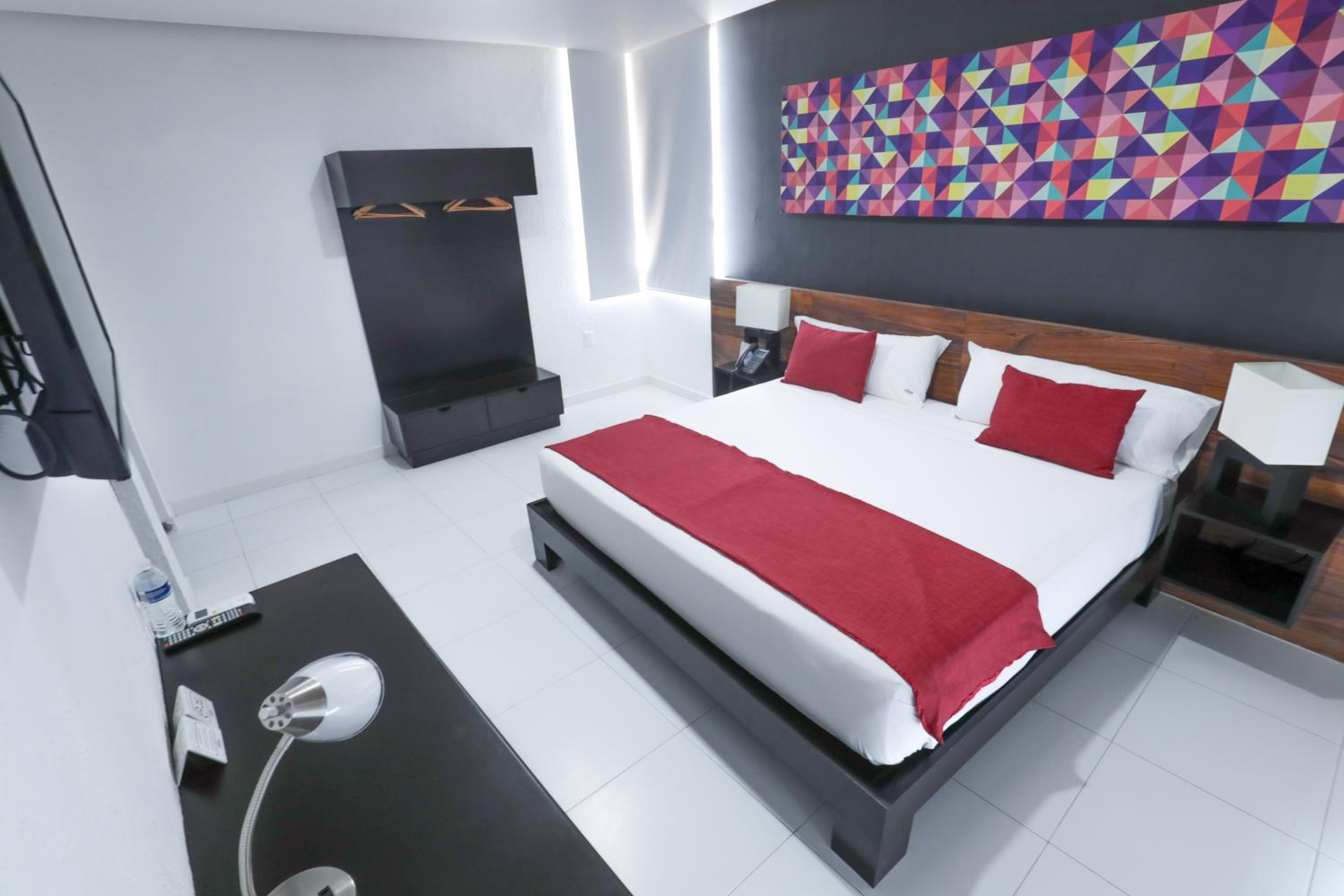 Deluxe King Room - Photo 2