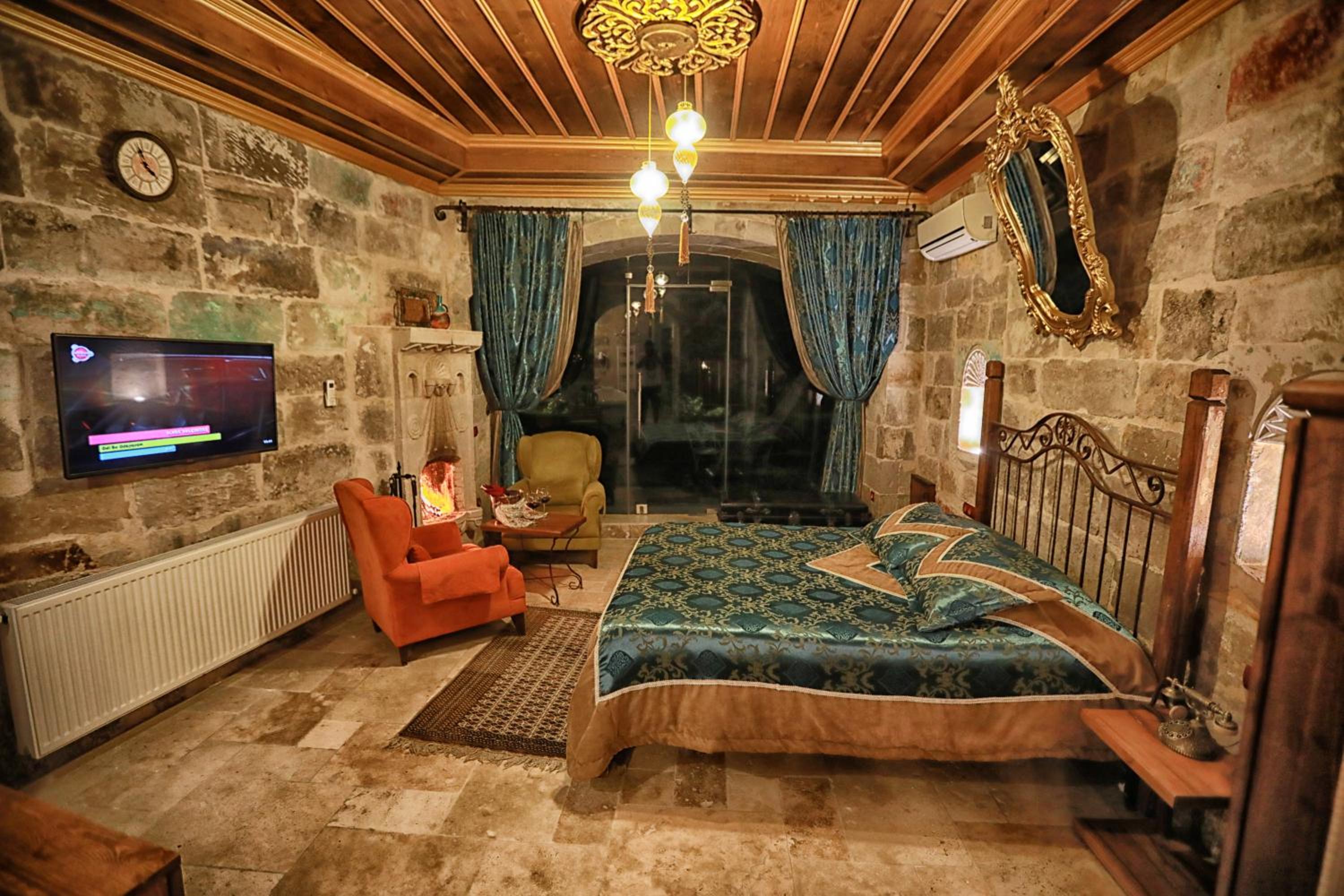 Suite - Photo 1