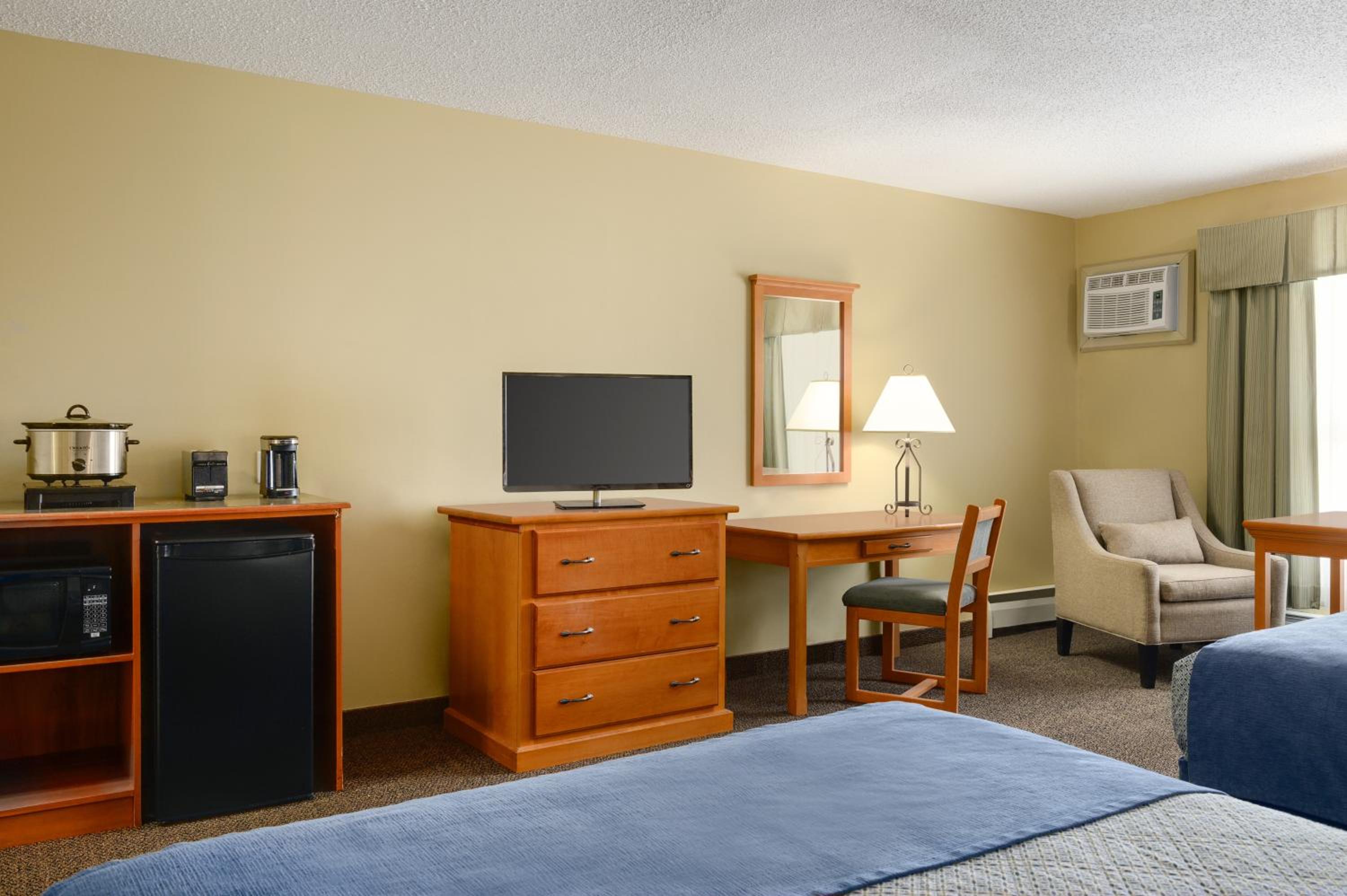 Queen Room with Two Queen Beds - Non-Smoking - Photo 1