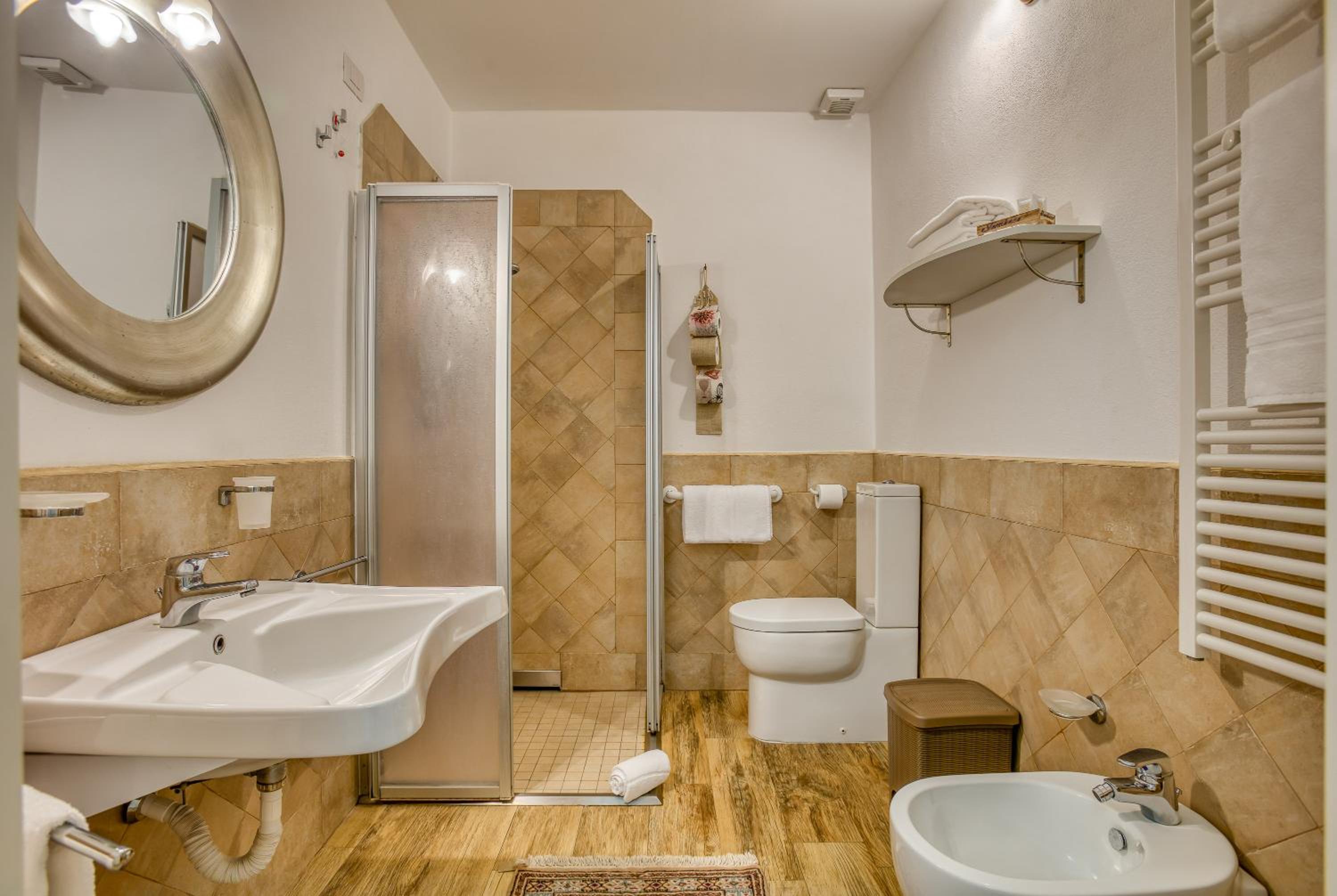 Quadruple Room - Disability Access photo 3