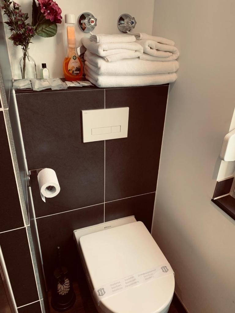 Large Double Room - Photo 21