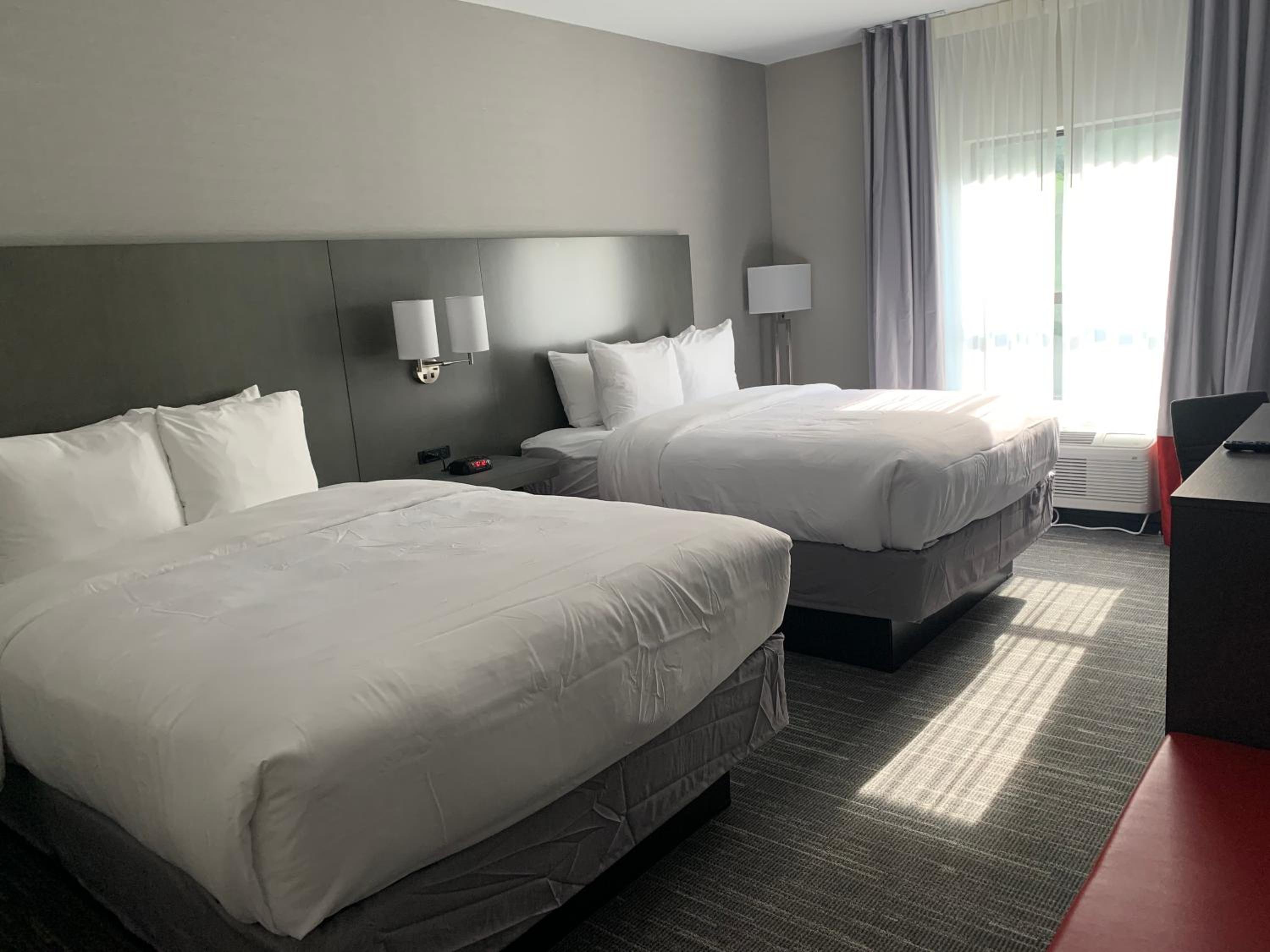 Standard Queen Room with Two Queen Beds - Non-Smoking - Photo 9