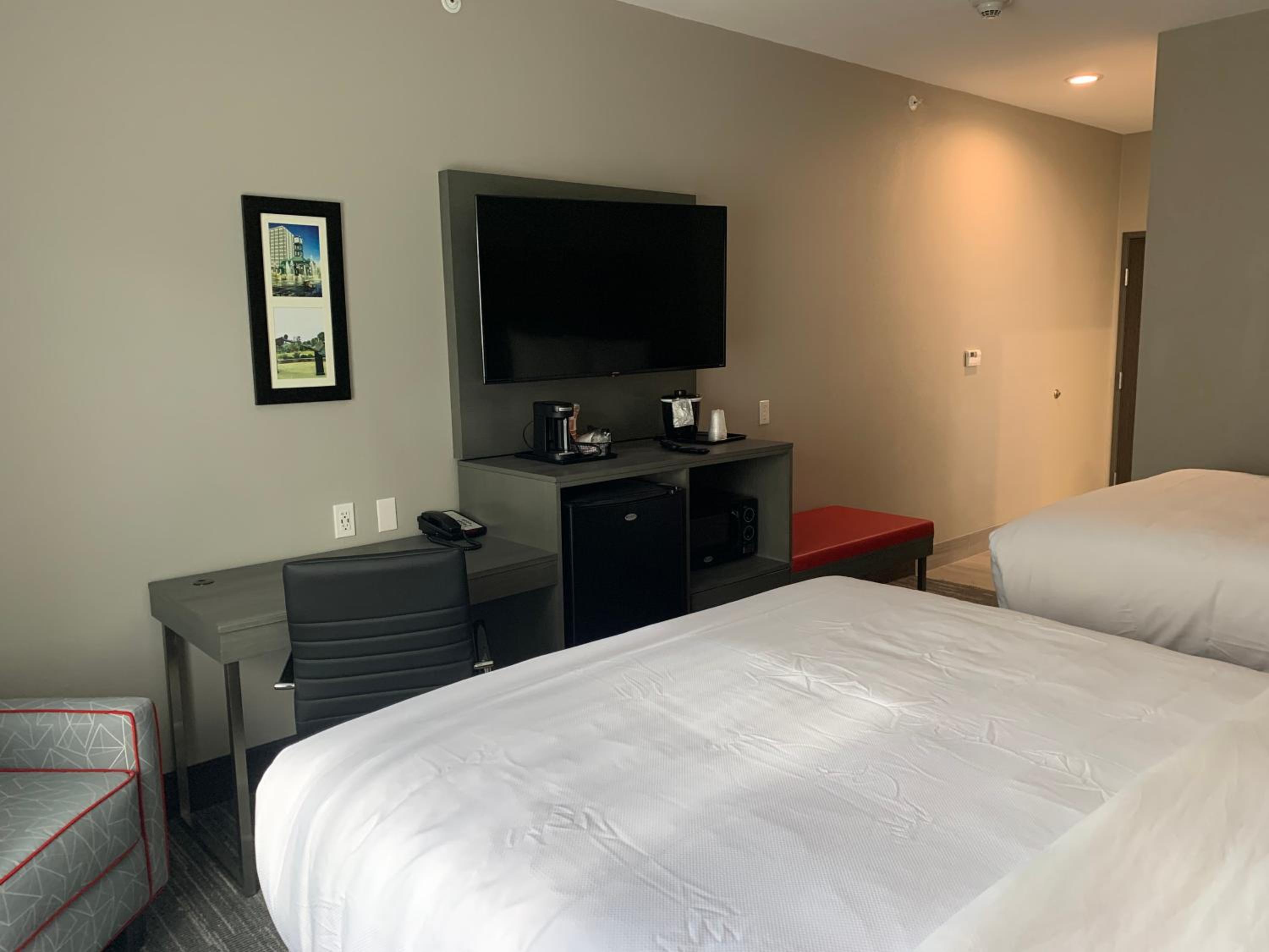 Standard Queen Room with Two Queen Beds - Non-Smoking - Photo 10