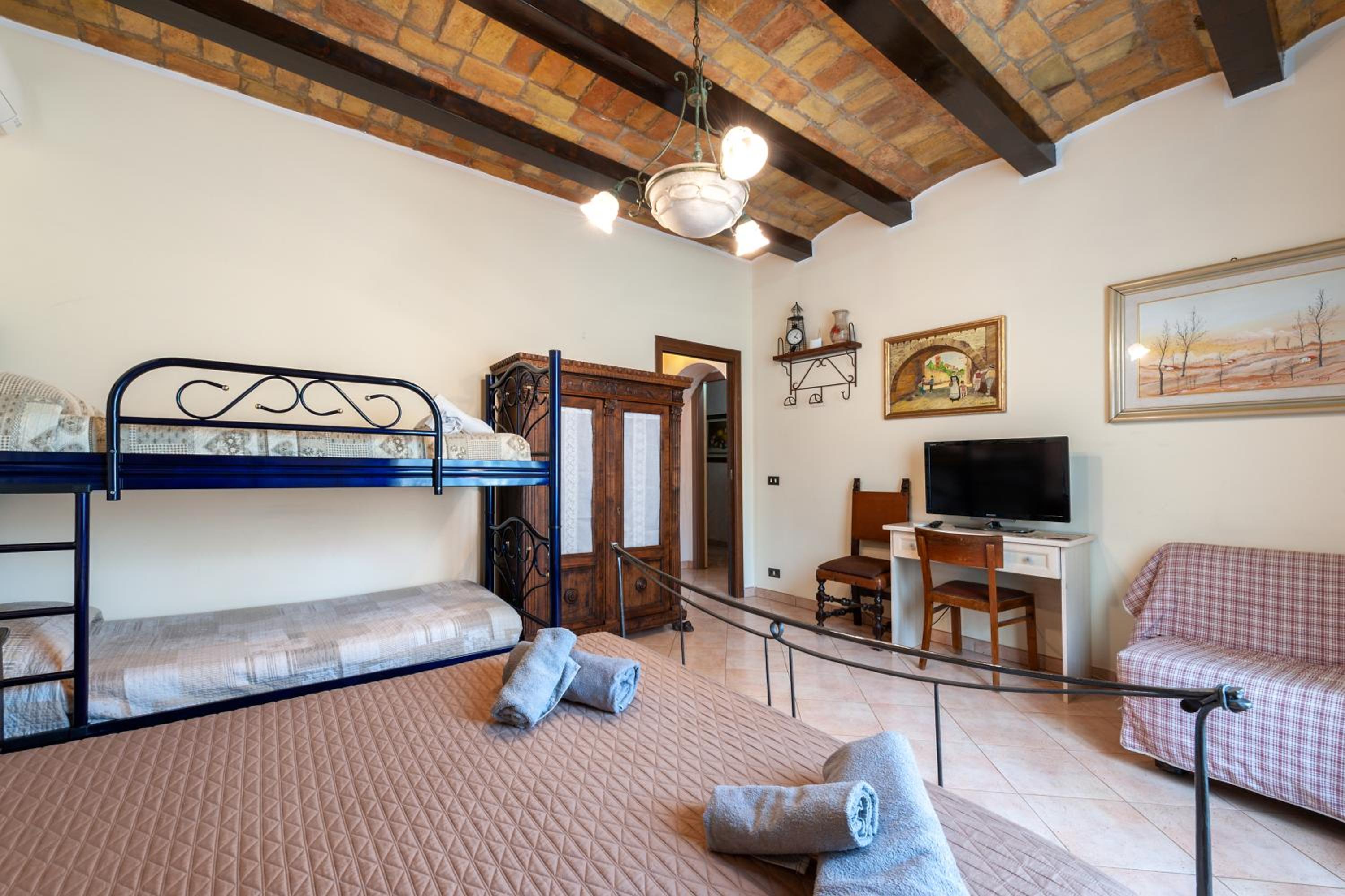 Quadruple Room with Private External Bathroom photo 3