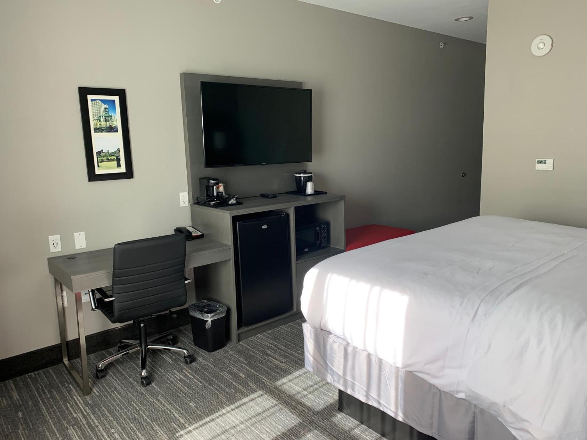 Standard King Room - Non-Smoking  - Photo 11