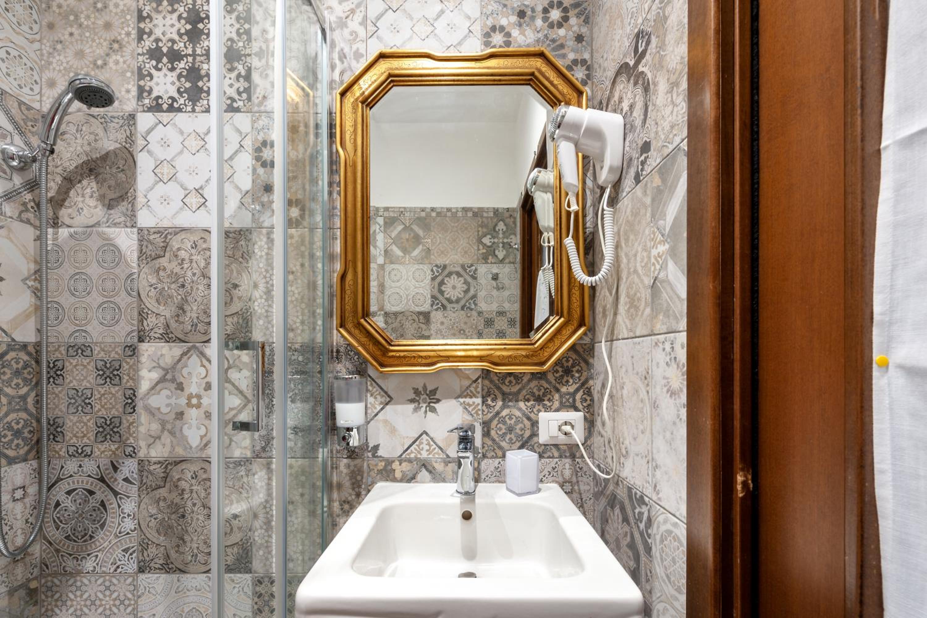 Double Room with Shared Bathroom photo 3