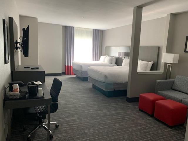 Queen Suite with Two Queen Beds - Non-Smoking - Photo 6
