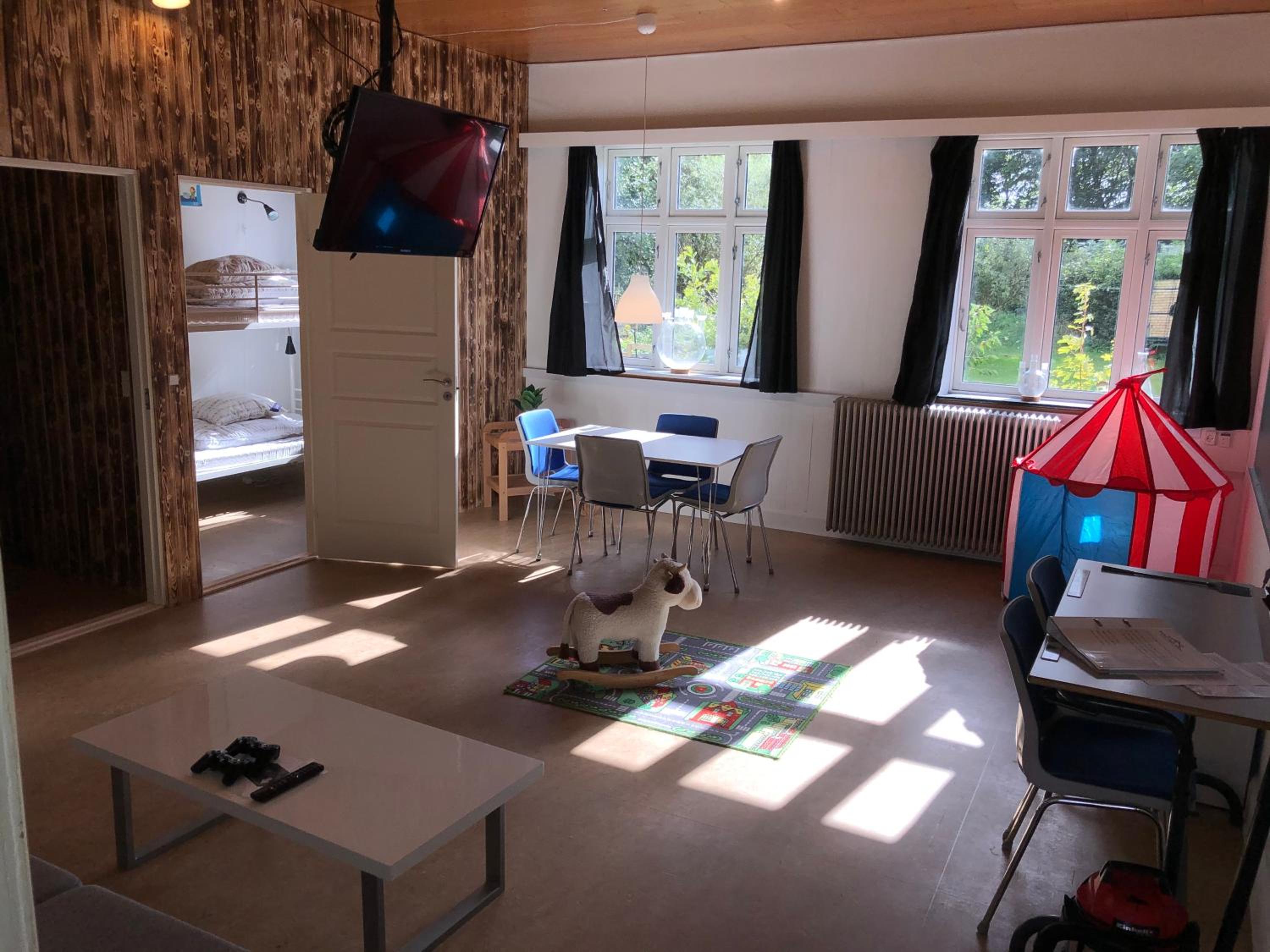 Big Two-Bedroom Apartment with Private Bathroom & Kitchen photo 1