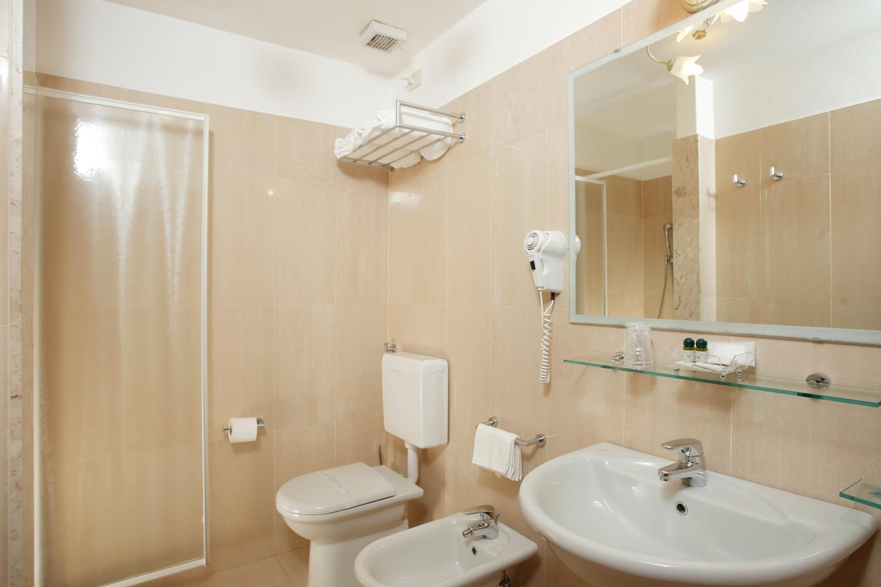 Standard Double Room - Photo 10