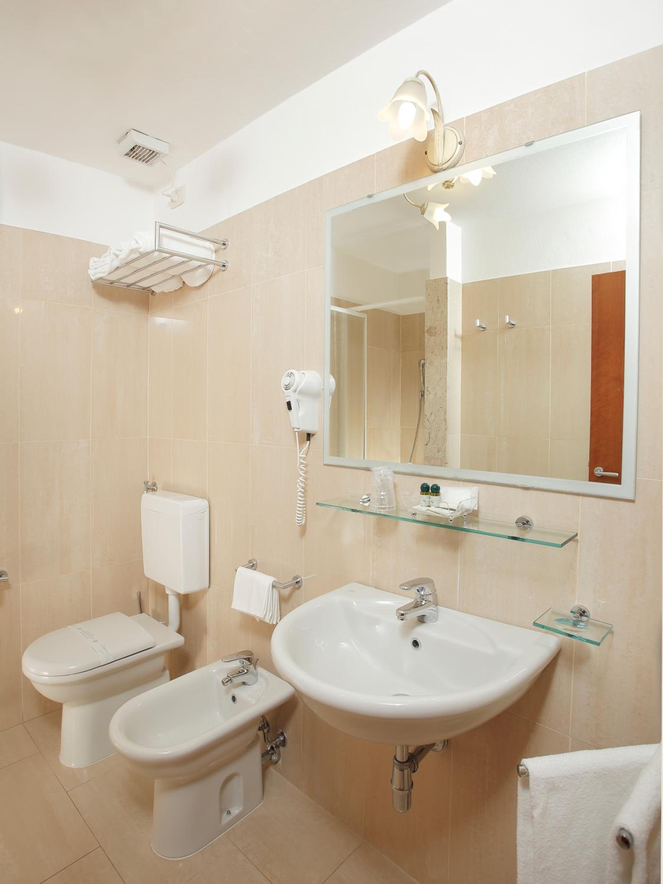 Standard Double Room - Photo 9