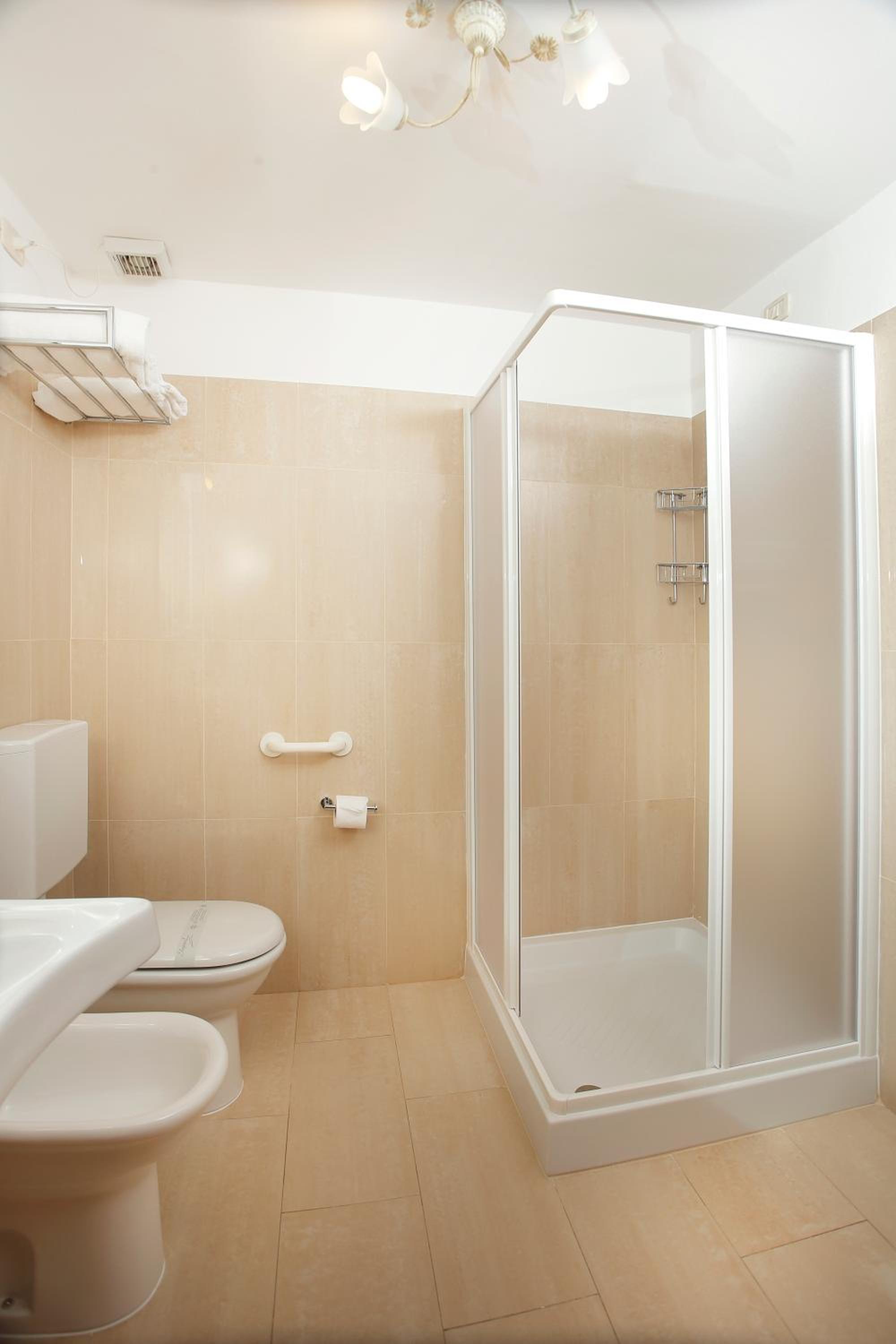 Standard Double Room - Photo 8