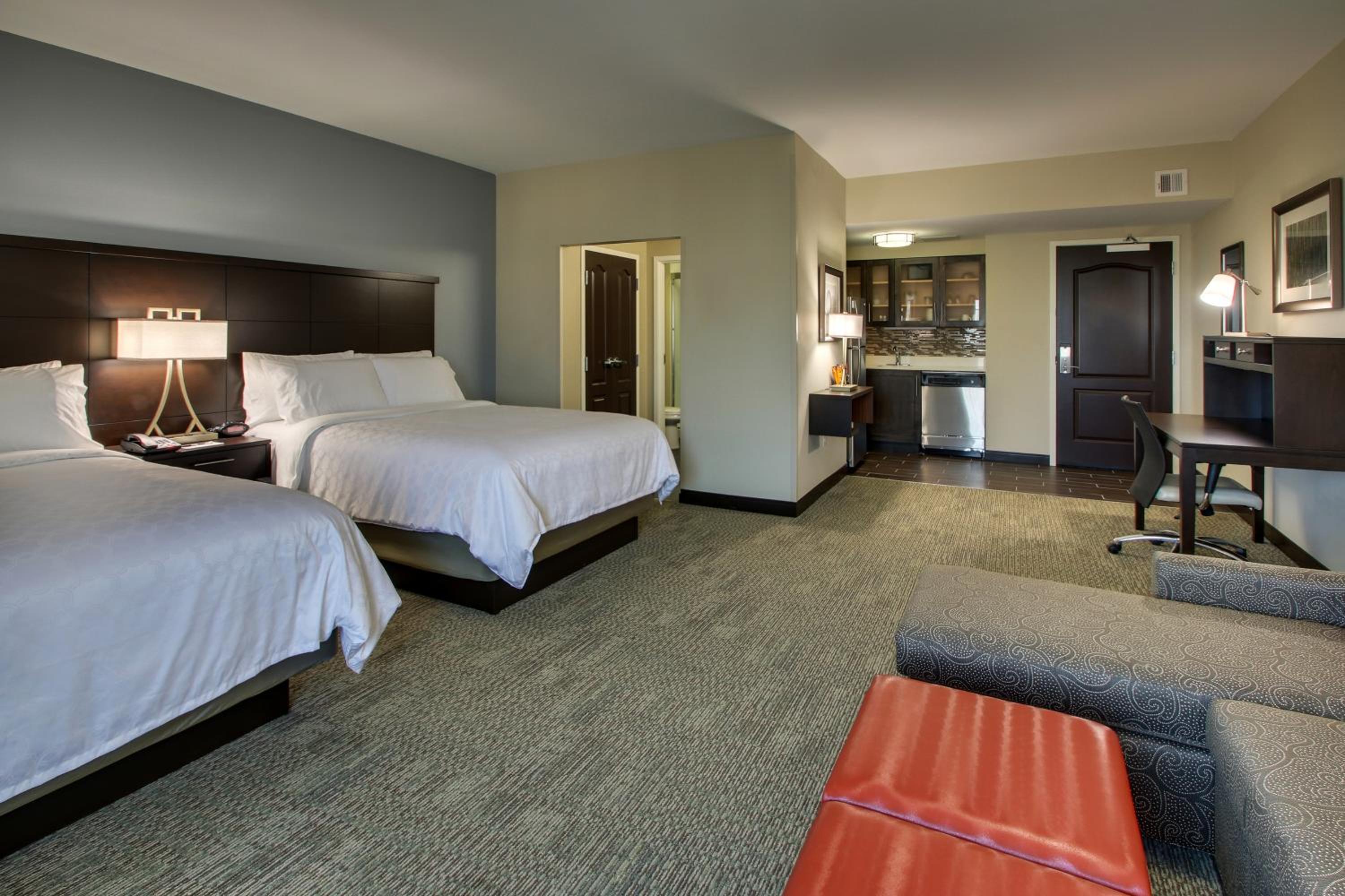 Queen Suite with Two Queen Beds with Accessible Tub - Non-Smoking photo 3