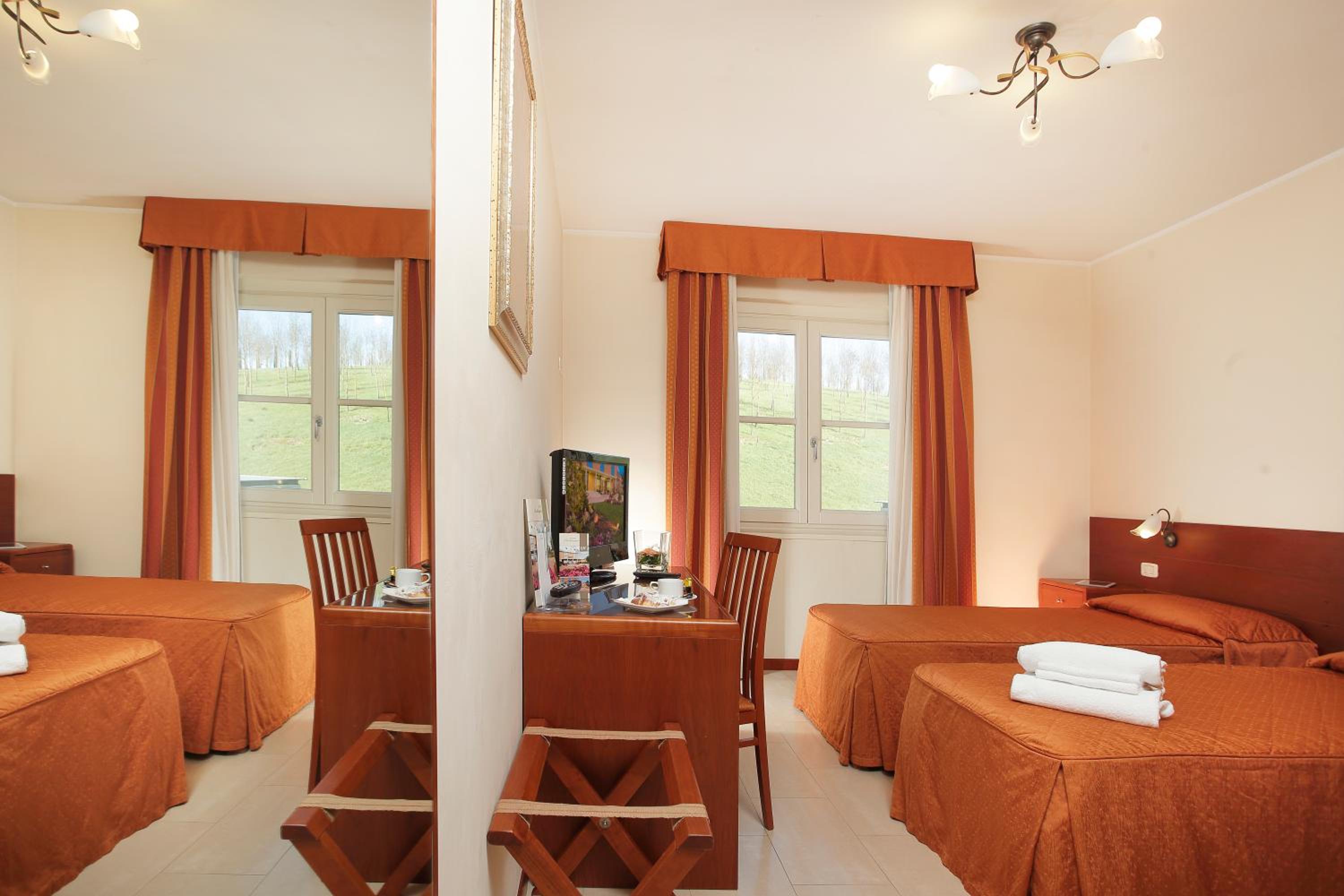 Standard Twin Room - Photo 4