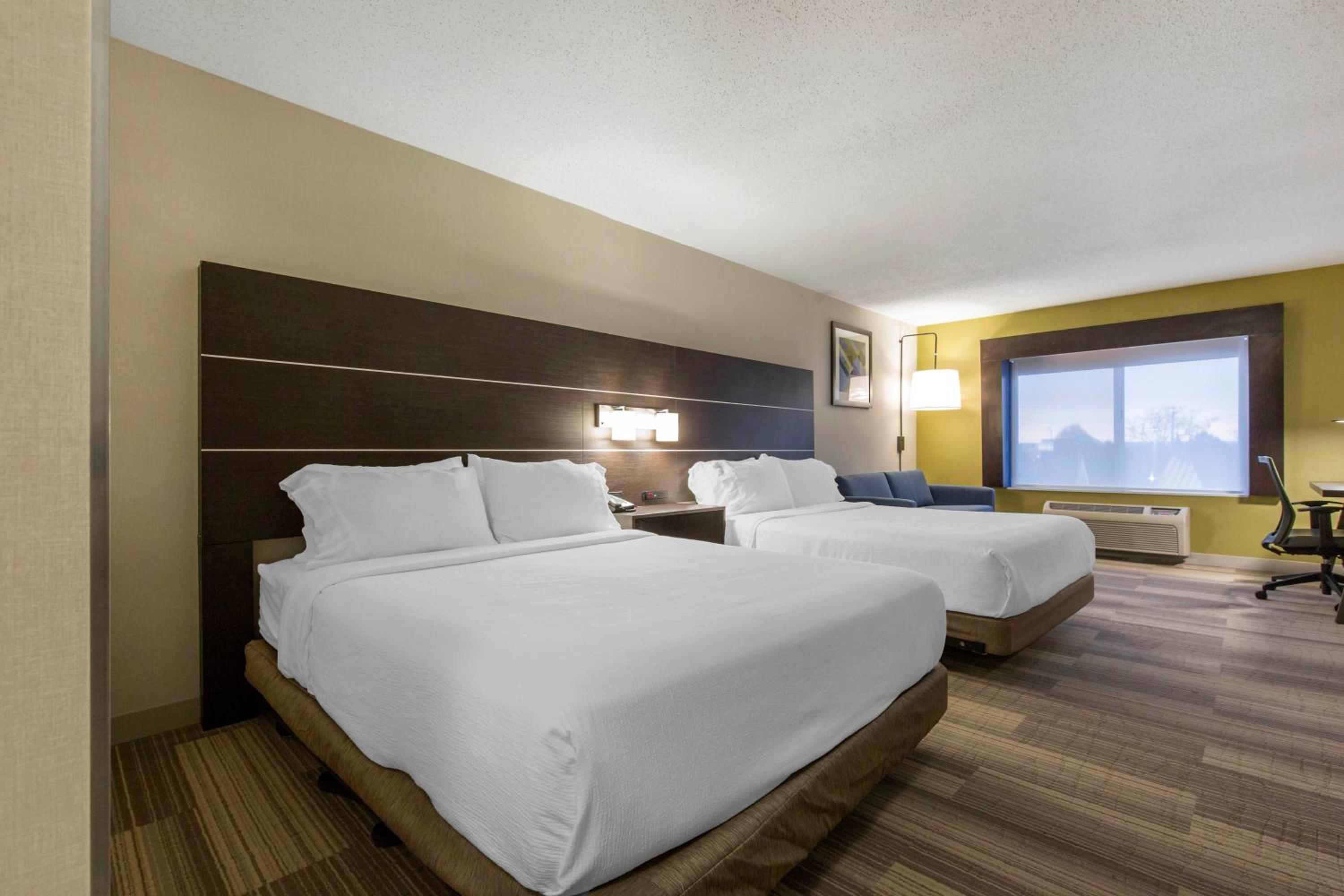 Standard Room with Two Queen Beds - Photo 6