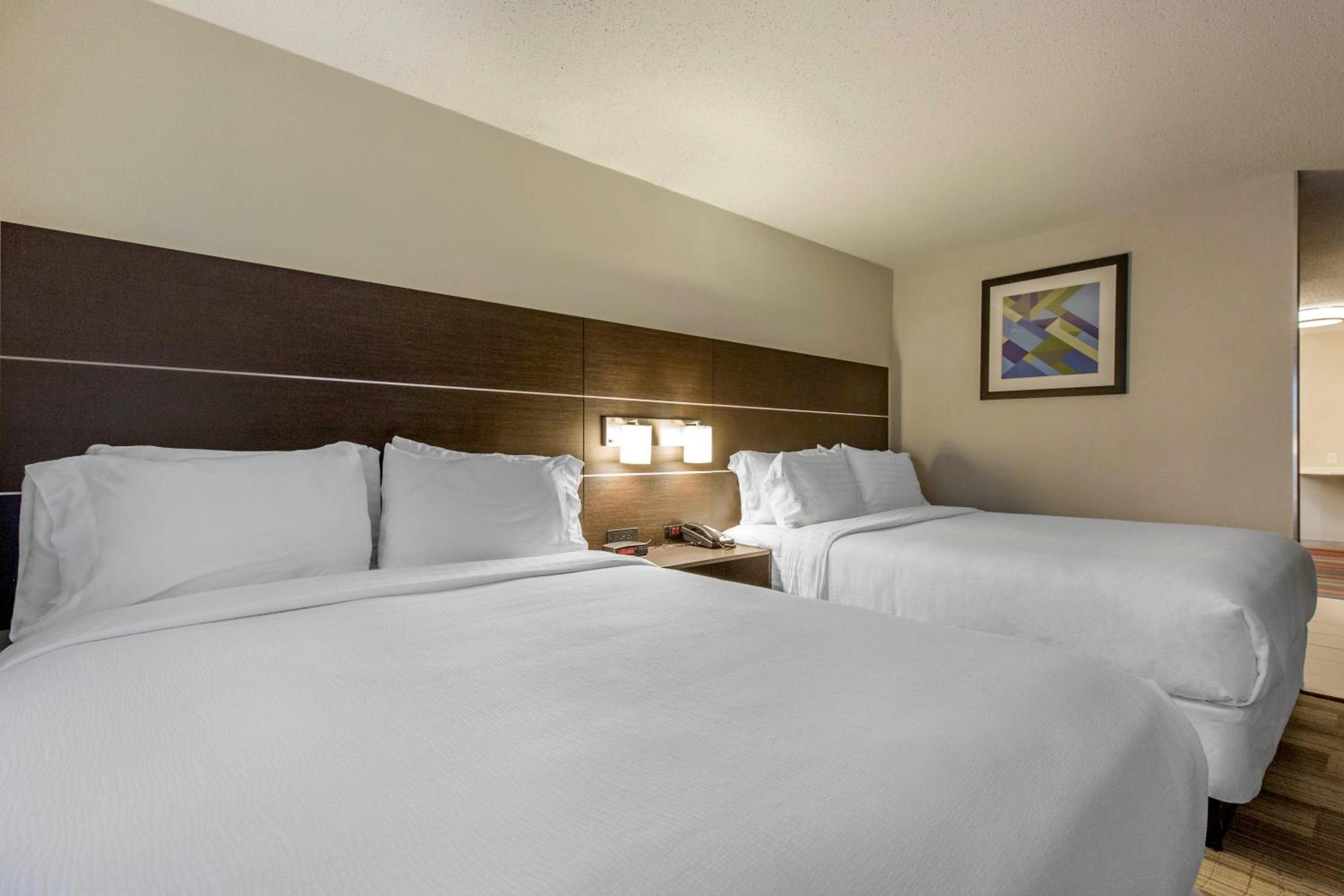 Standard Room with Two Queen Beds - Photo 4