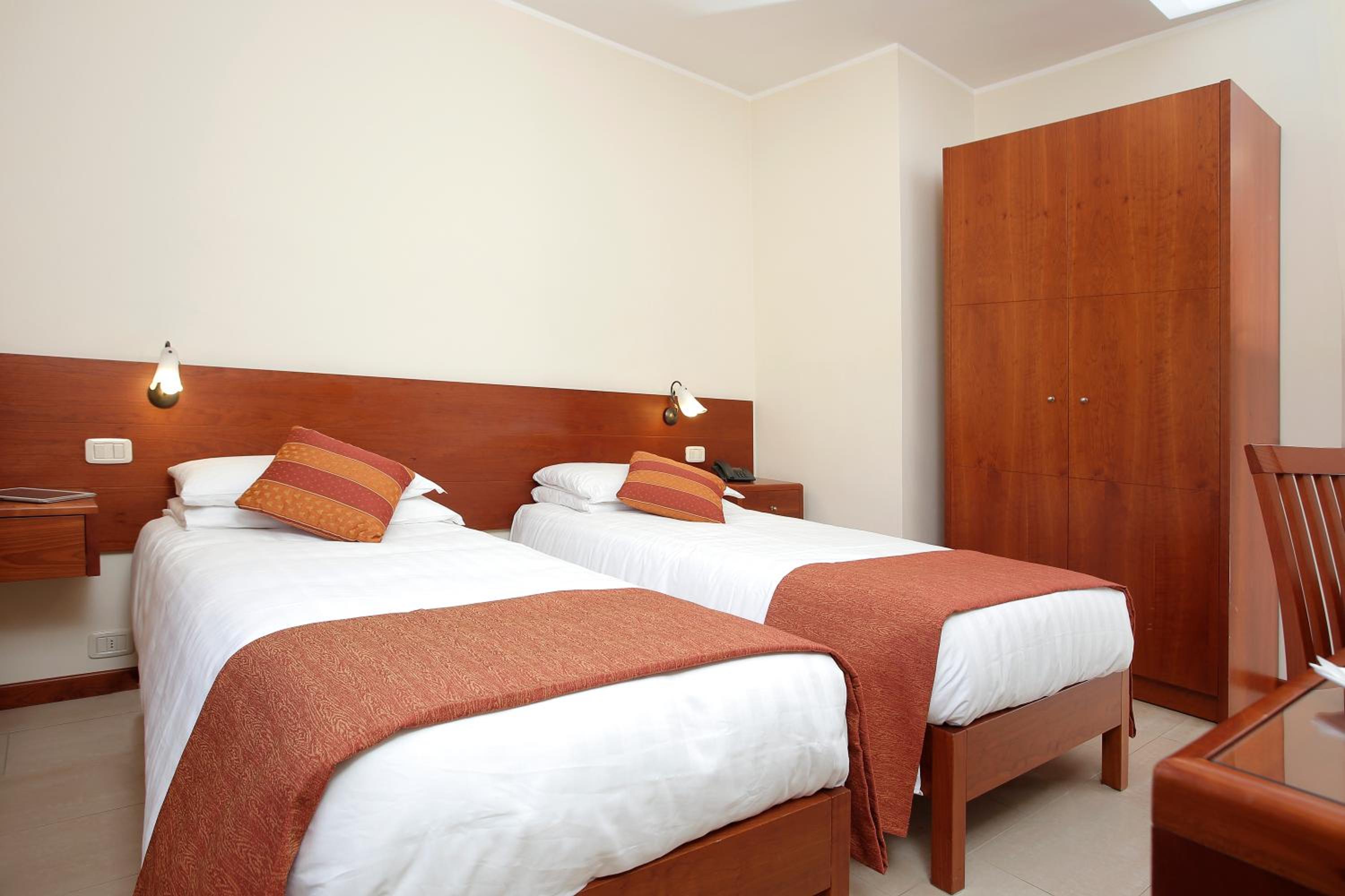 Standard Twin Room - Photo 1
