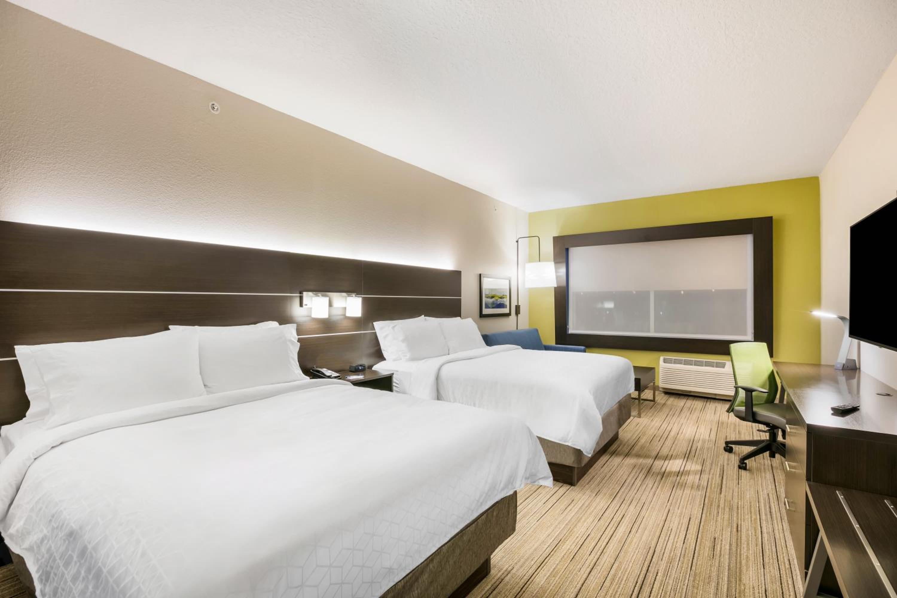 Suite with Two Queen Beds photo 3