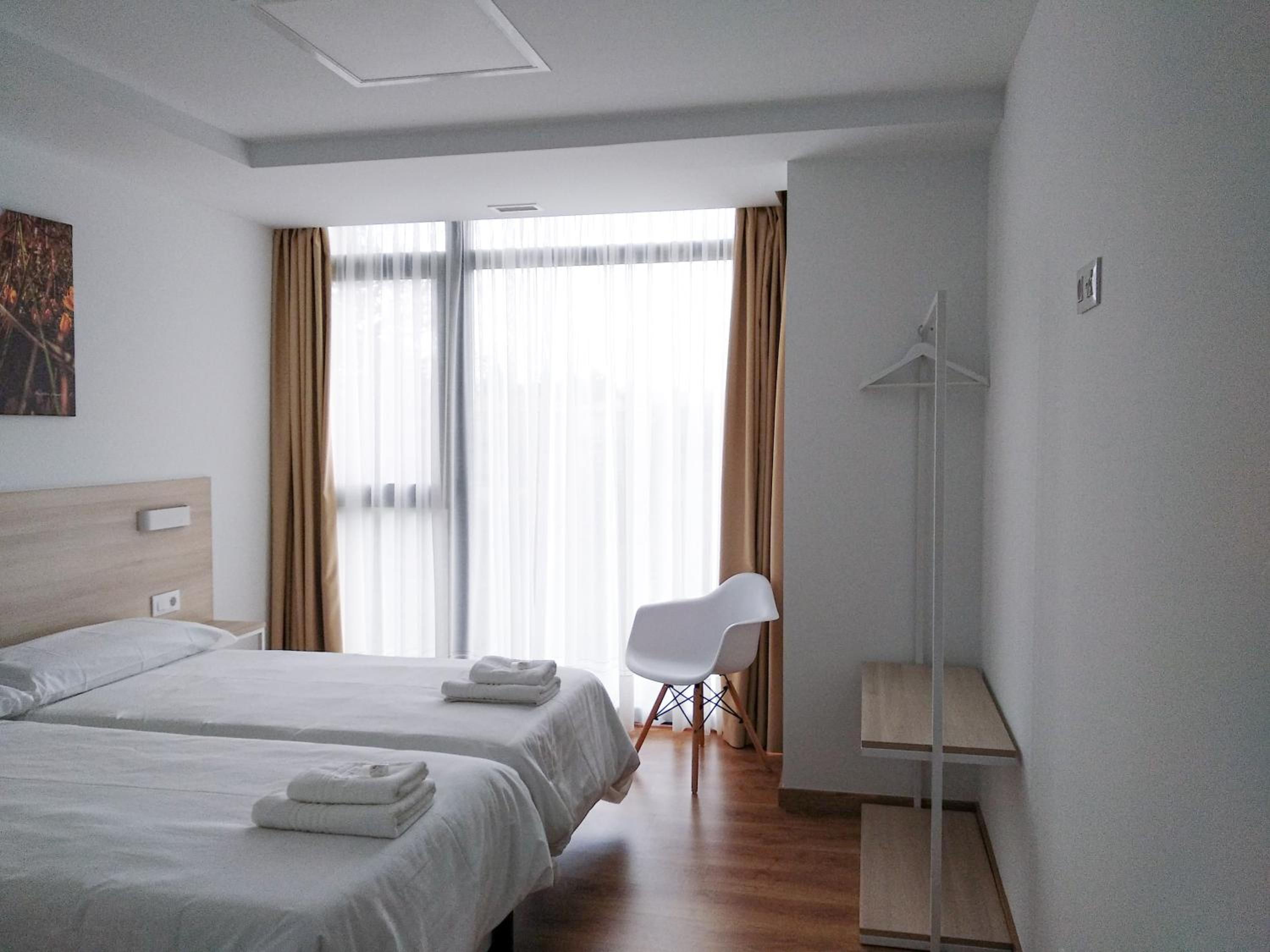 Twin Room with Private Bathroom - Photo 5
