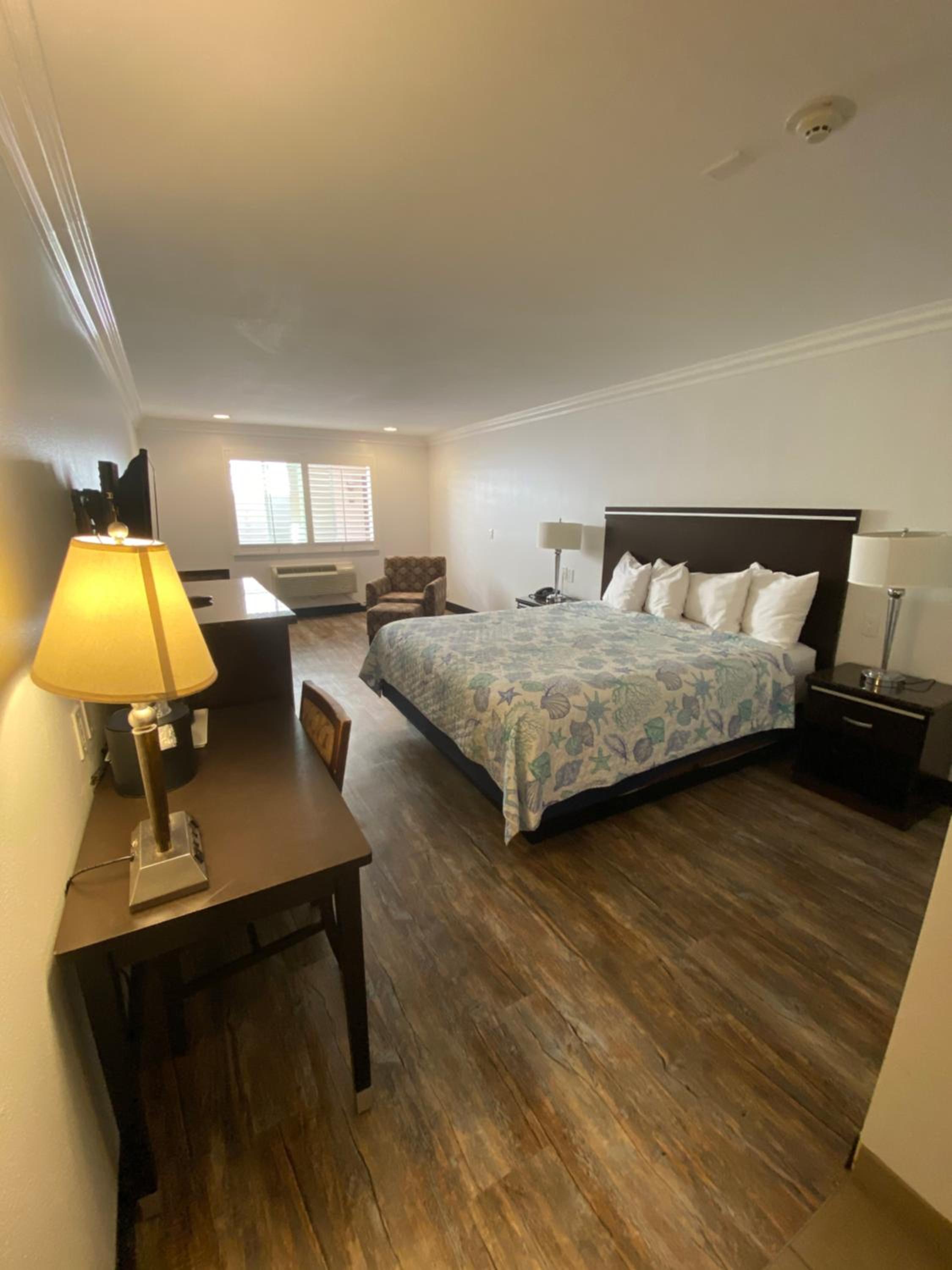 Economy Room with King Bed  photo 3