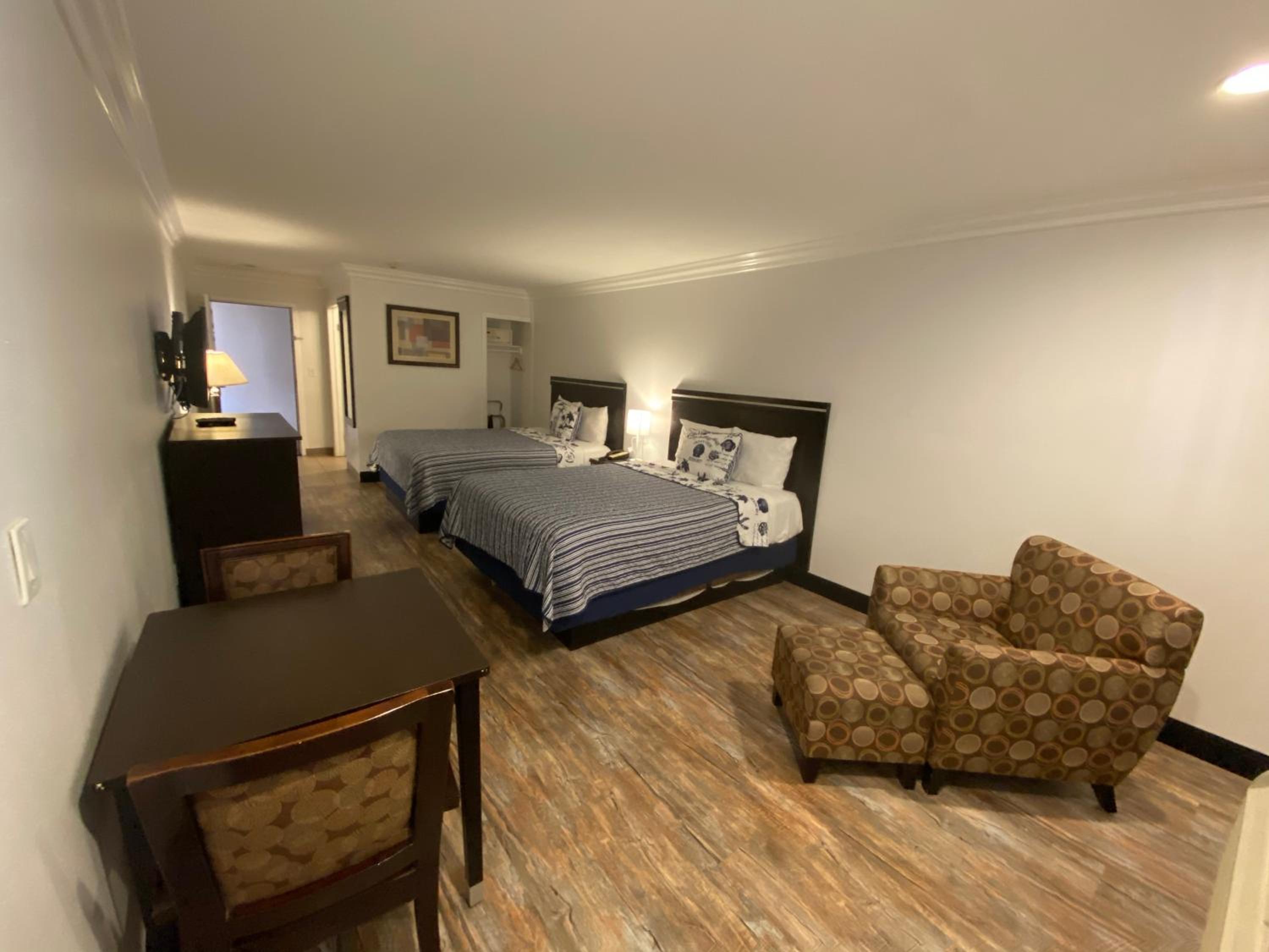 Economy Room with Two Queen Beds photo 3