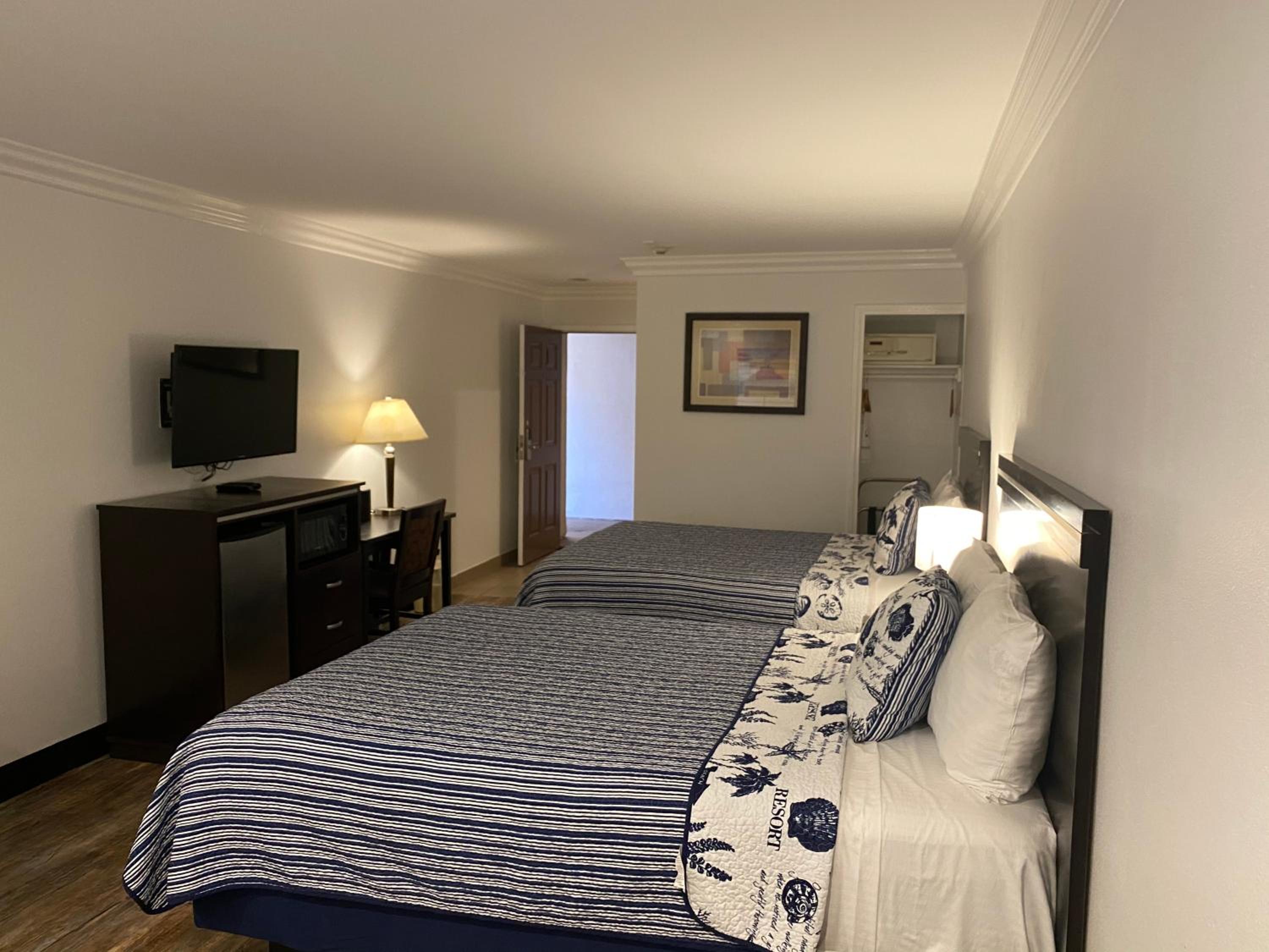 Economy Room with Two Queen Beds photo 2