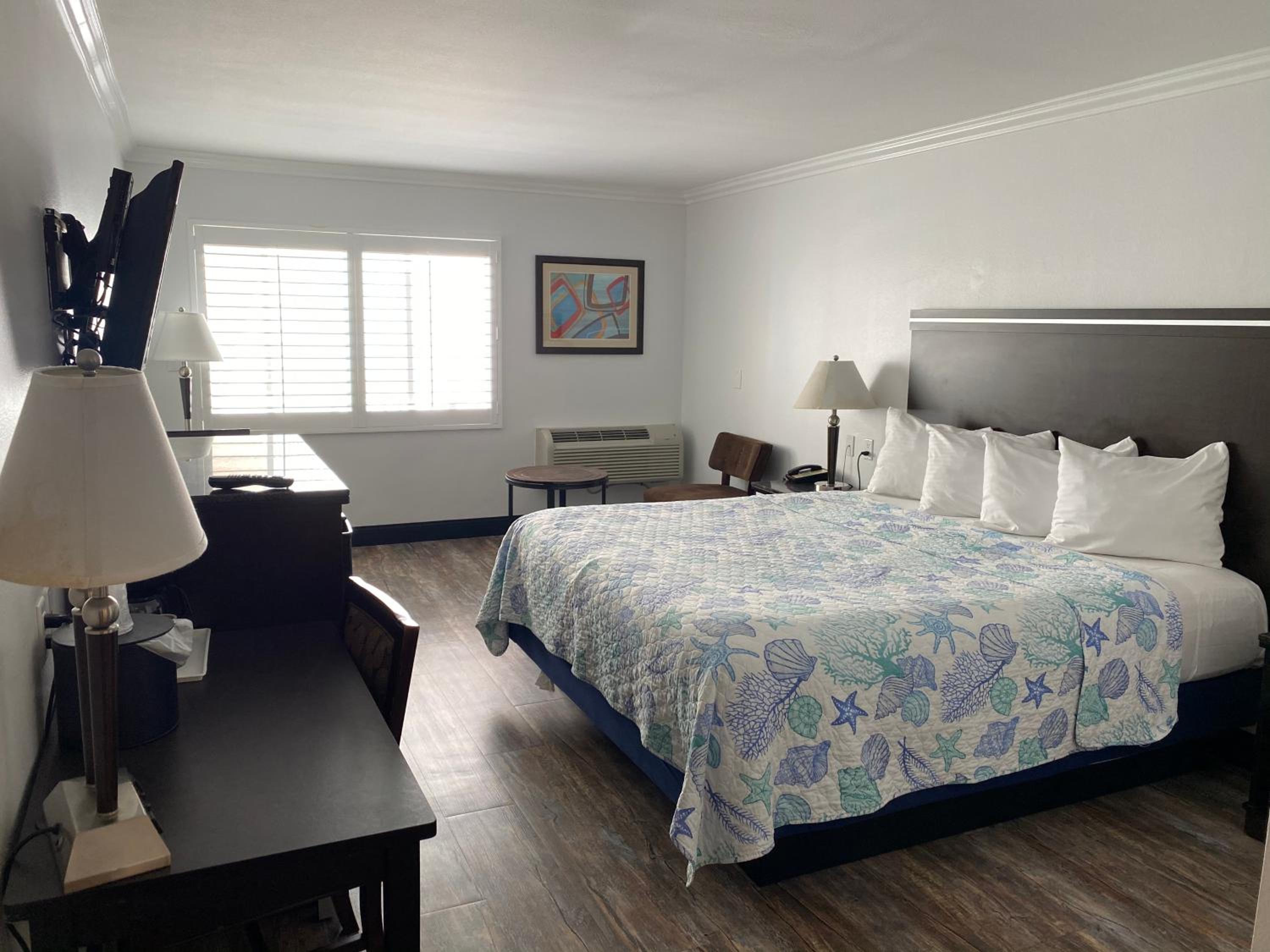 Standard Room with King Bed photo 1