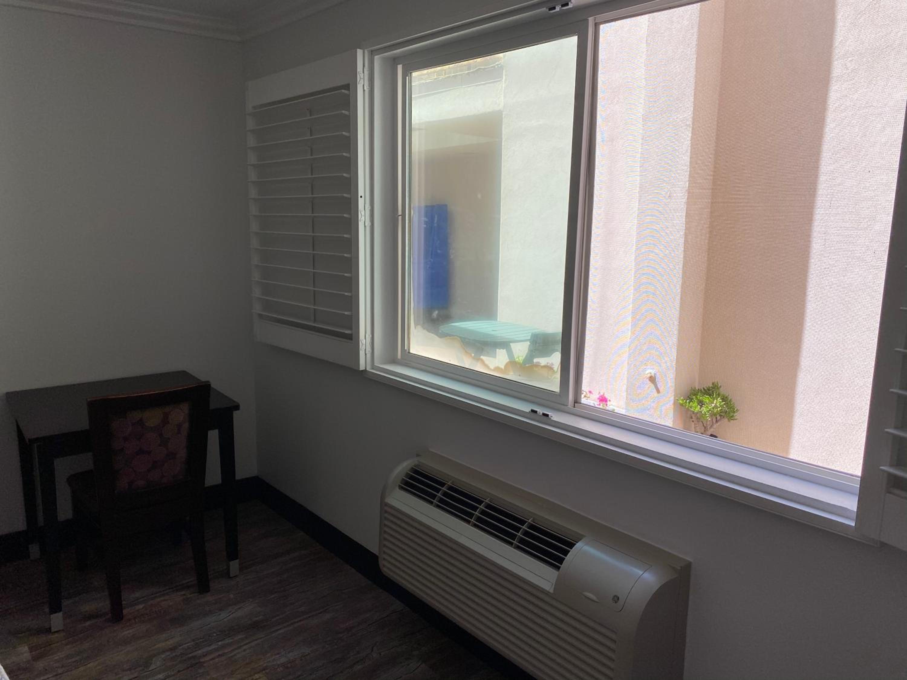 Standard Room with King Bed photo 2