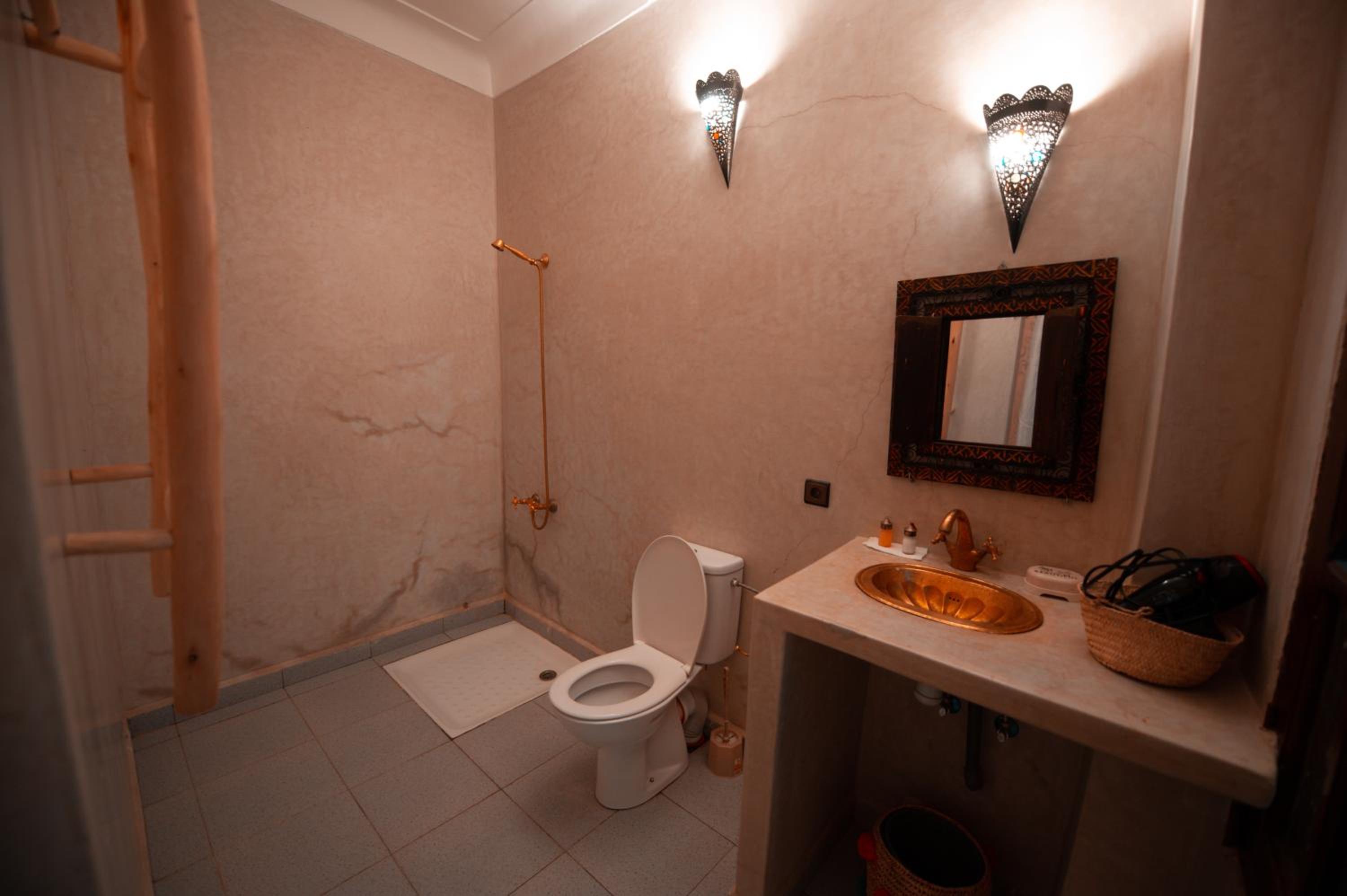 Deluxe Double Room with Shower - Photo 2