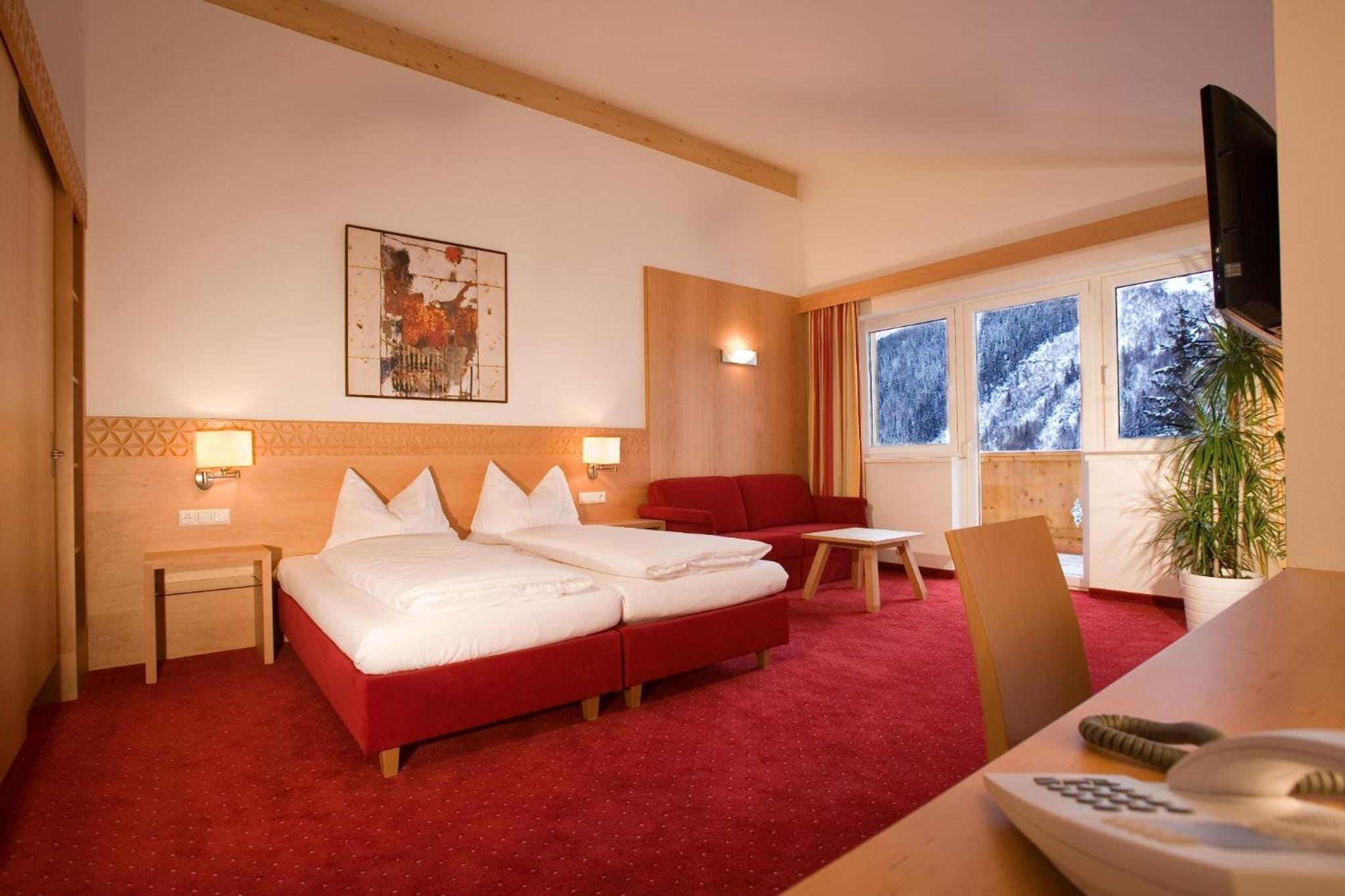 Deluxe Double Room with Balcony photo 3