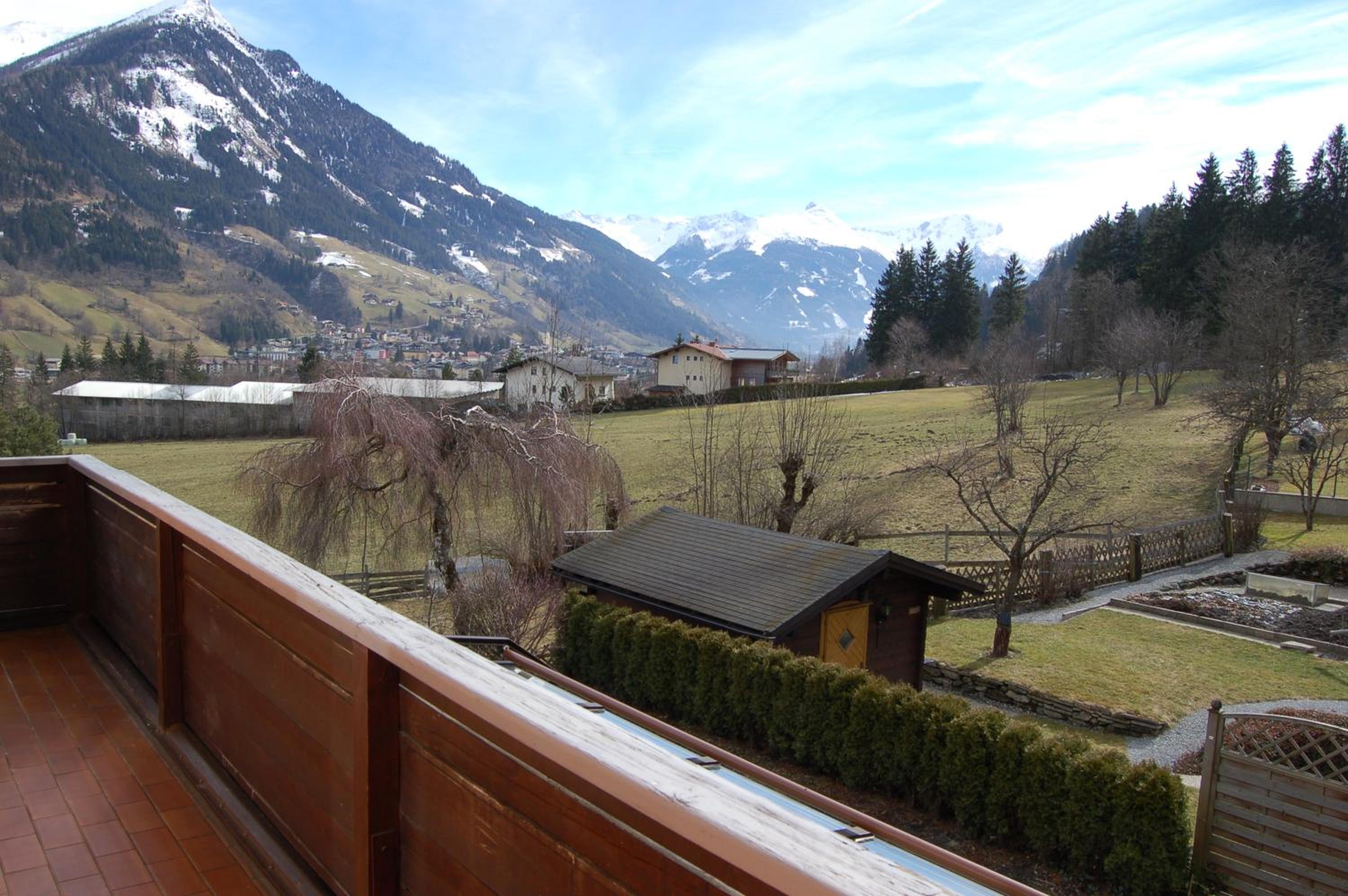 Large Two-Bedroom Apartment with Balcony photo 2
