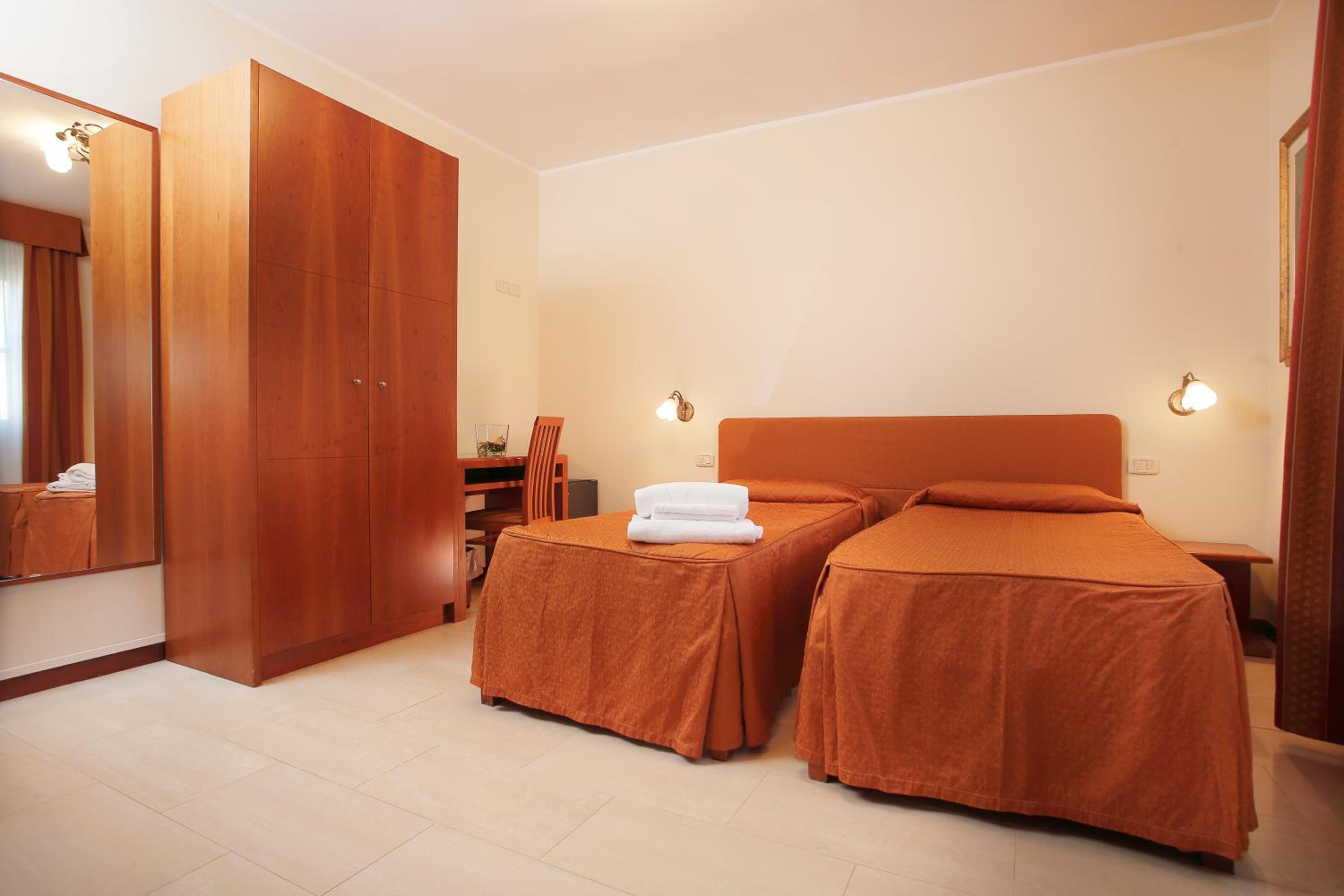 Standard Twin Room - Photo 5