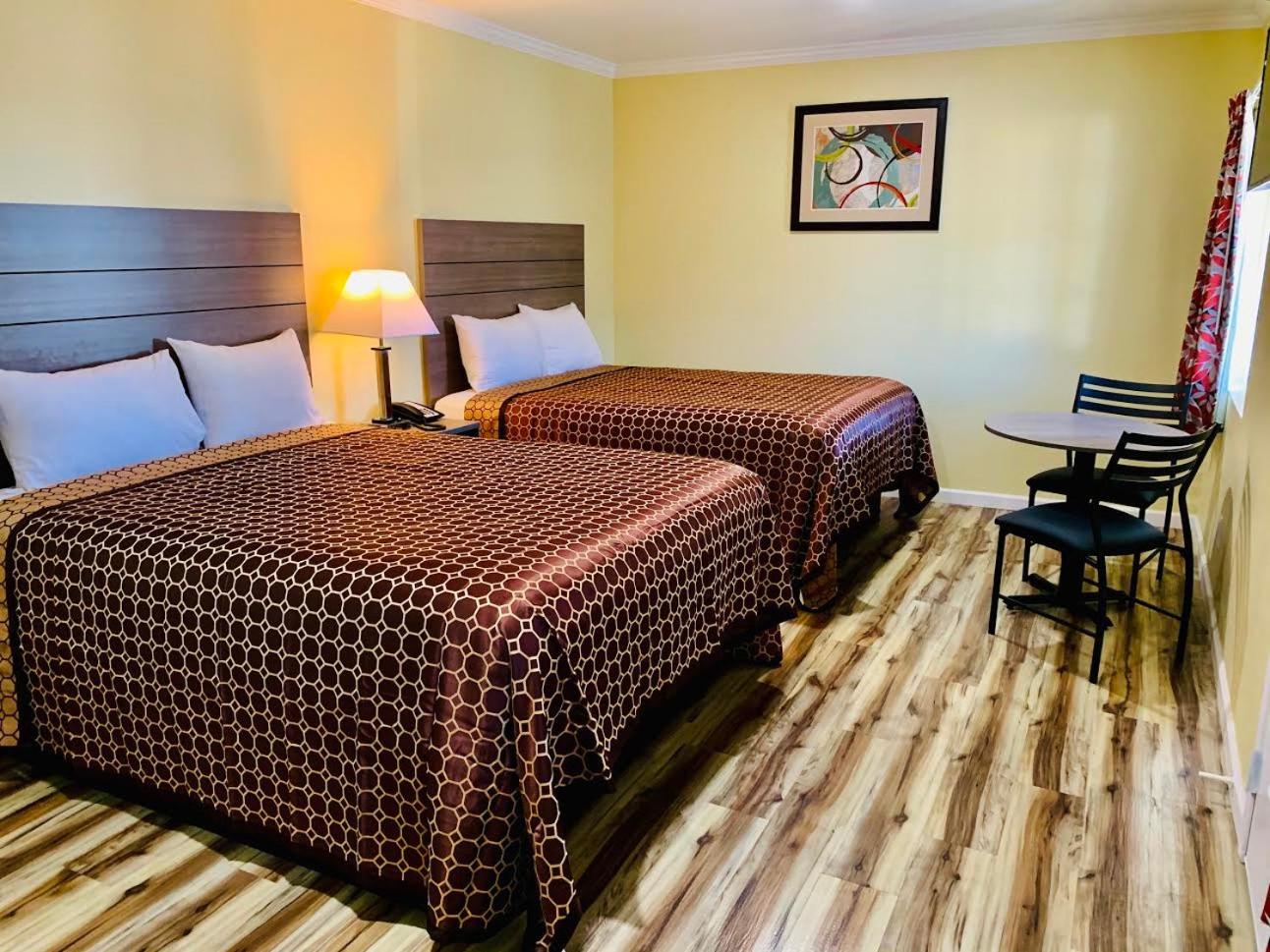 Queen Room with Two Queen Beds - Photo 12