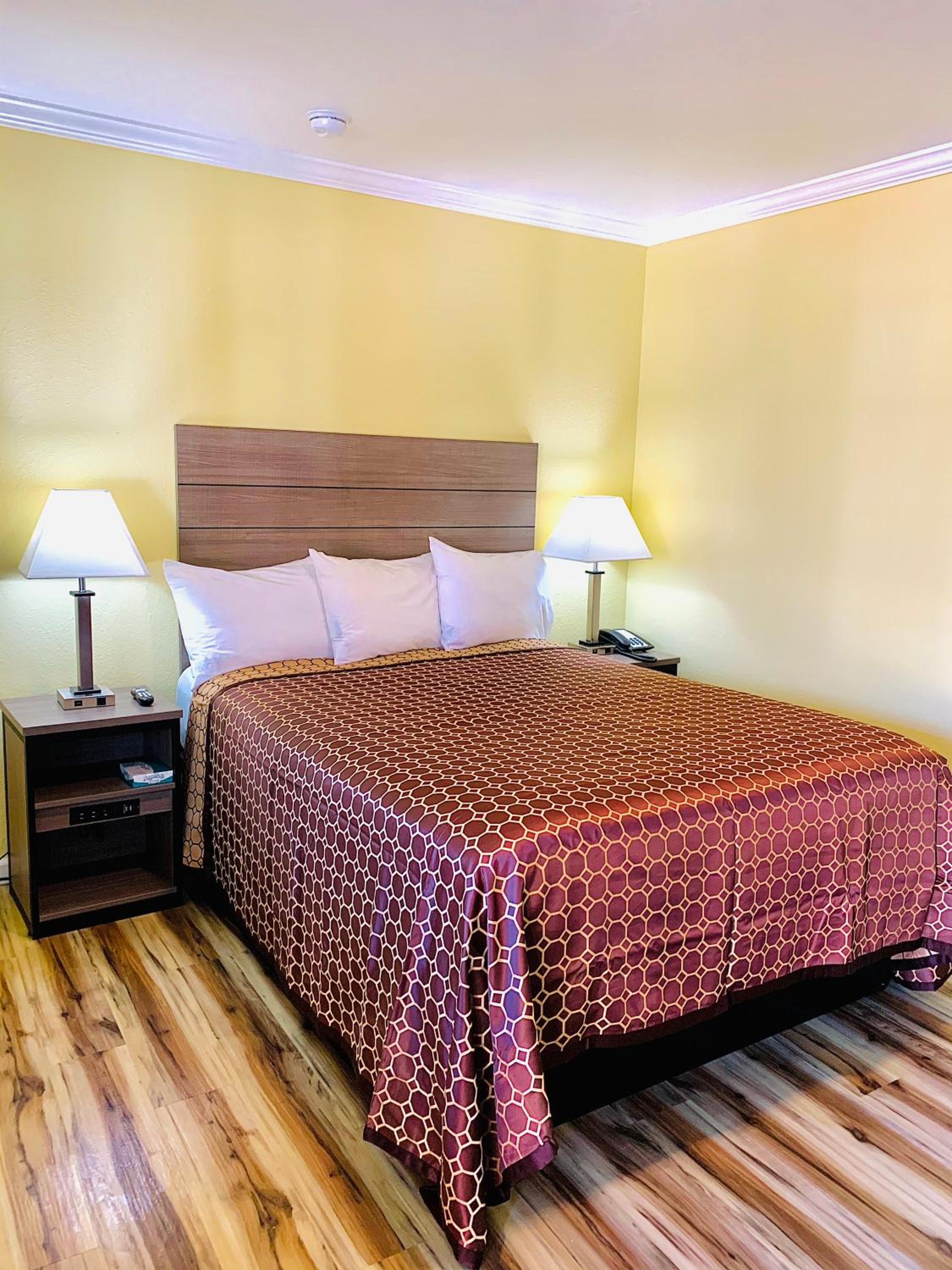 Queen Room - Photo 13