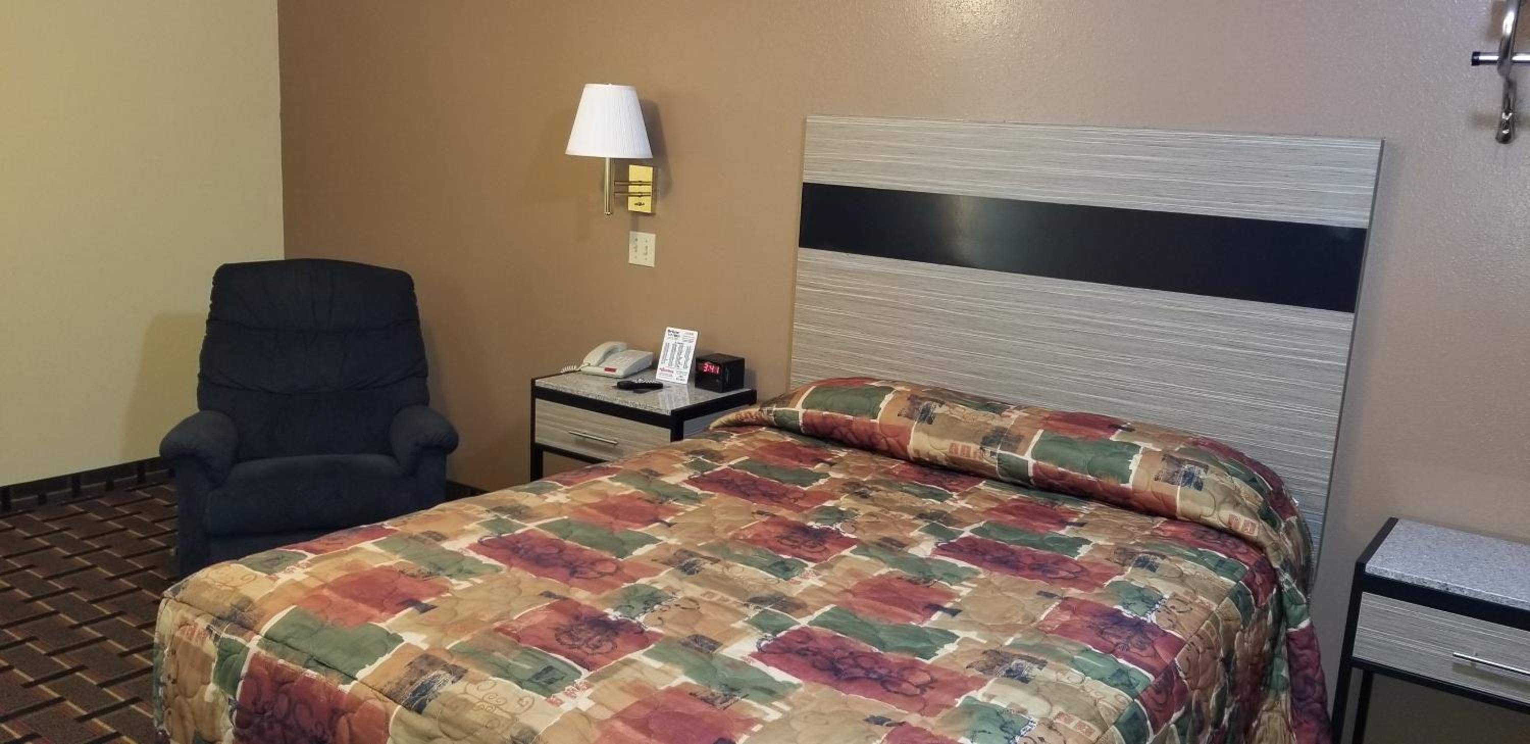 Queen Bed - Photo 5