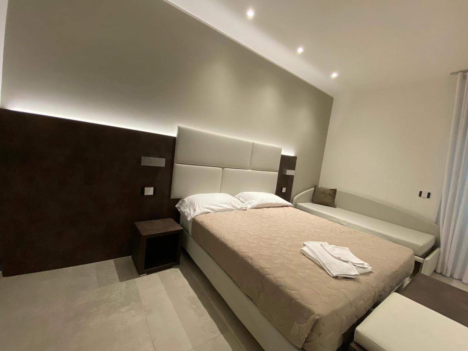 Quadruple Room with Private Bathroom - Photo 8