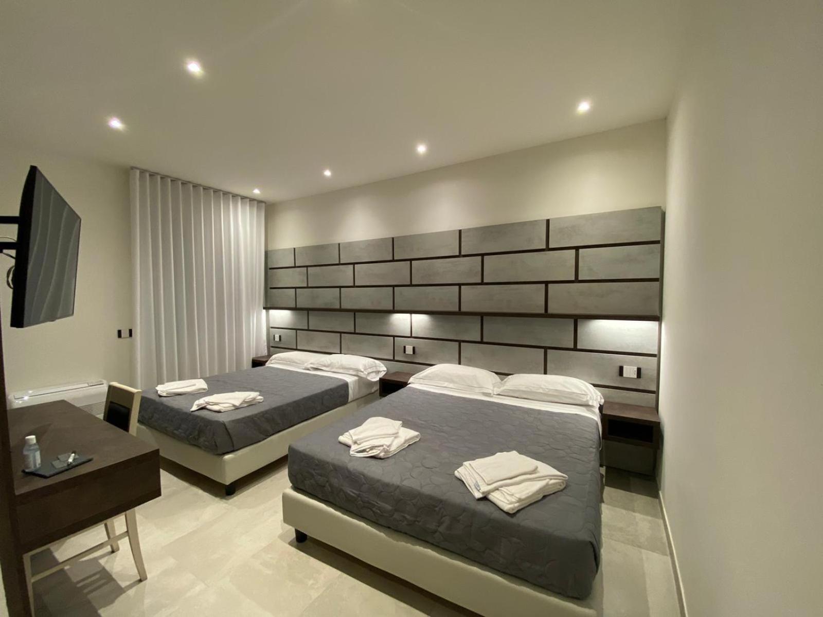 Quadruple Room with Private Bathroom - Photo 16