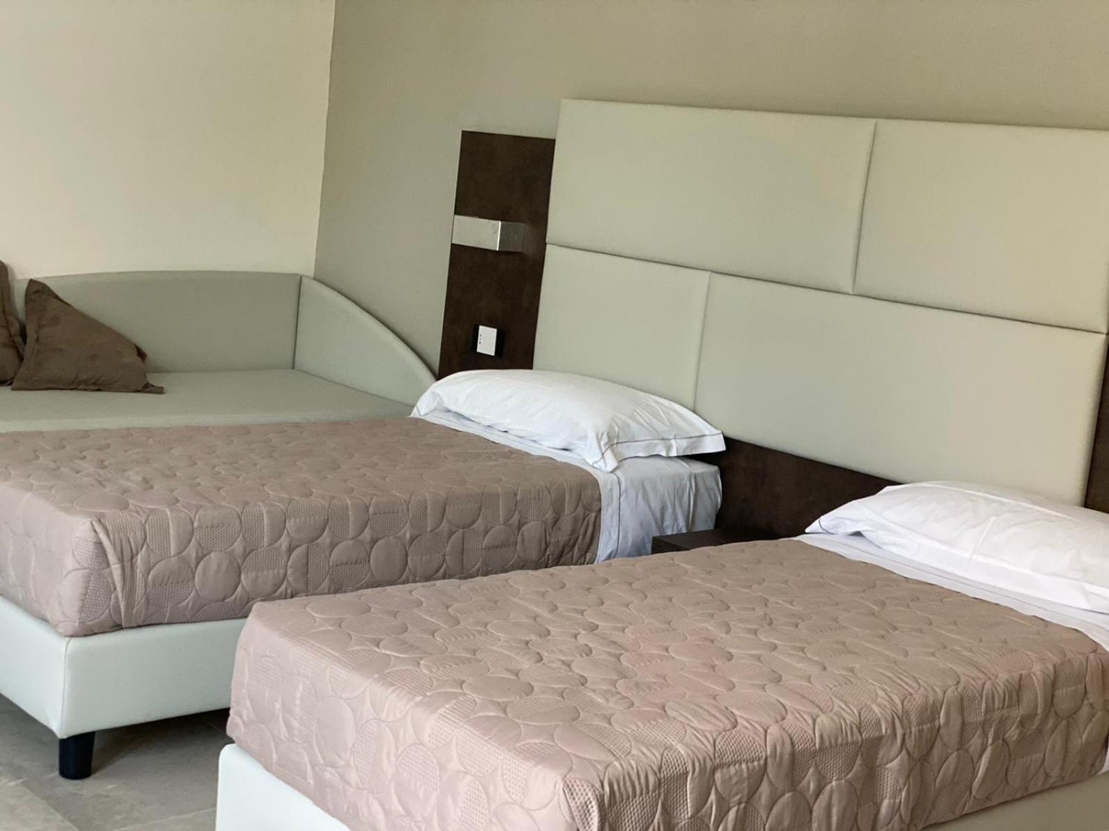 Quadruple Room with Private Bathroom - Photo 2