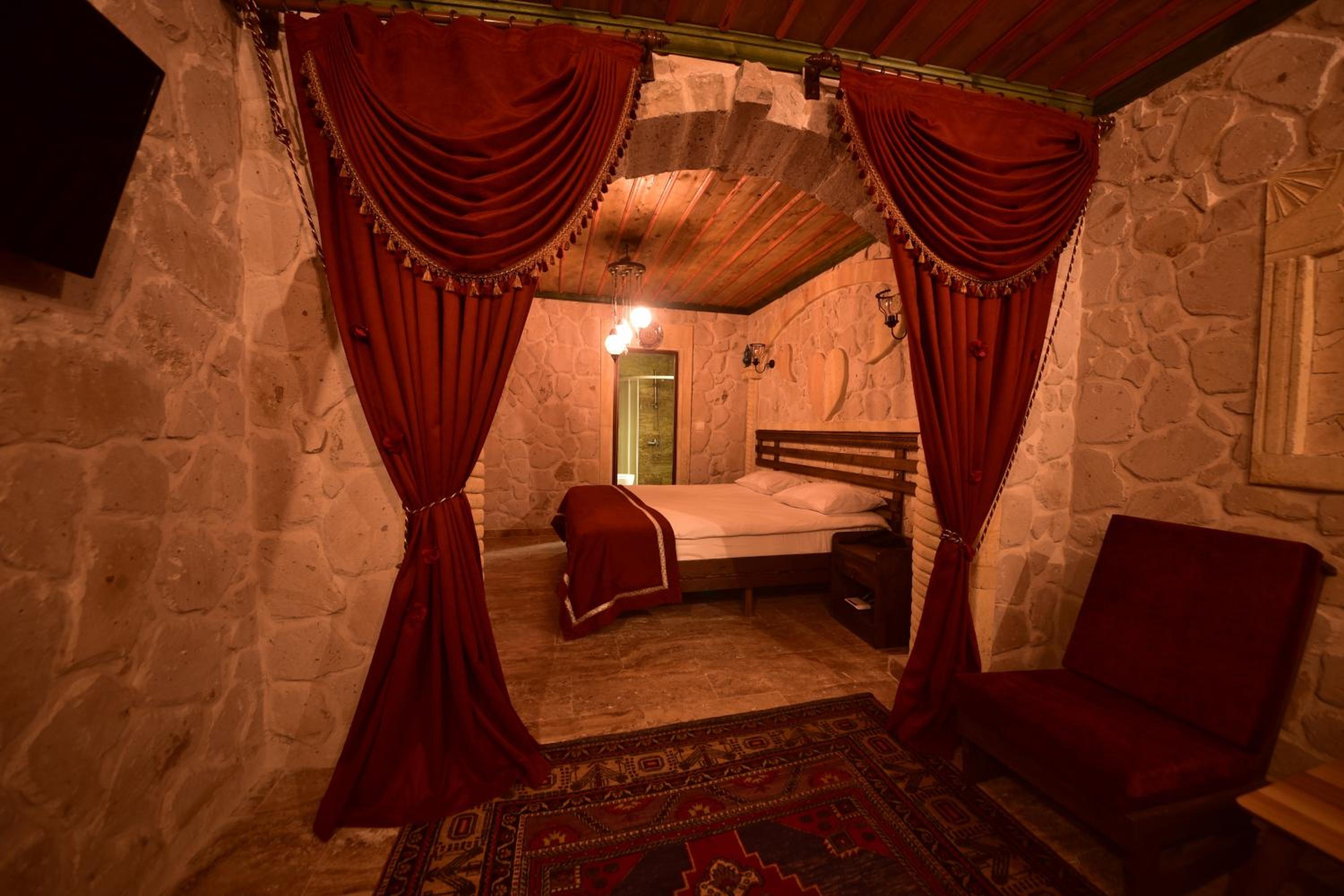 Queen Suite with Spa Bath - Photo 11