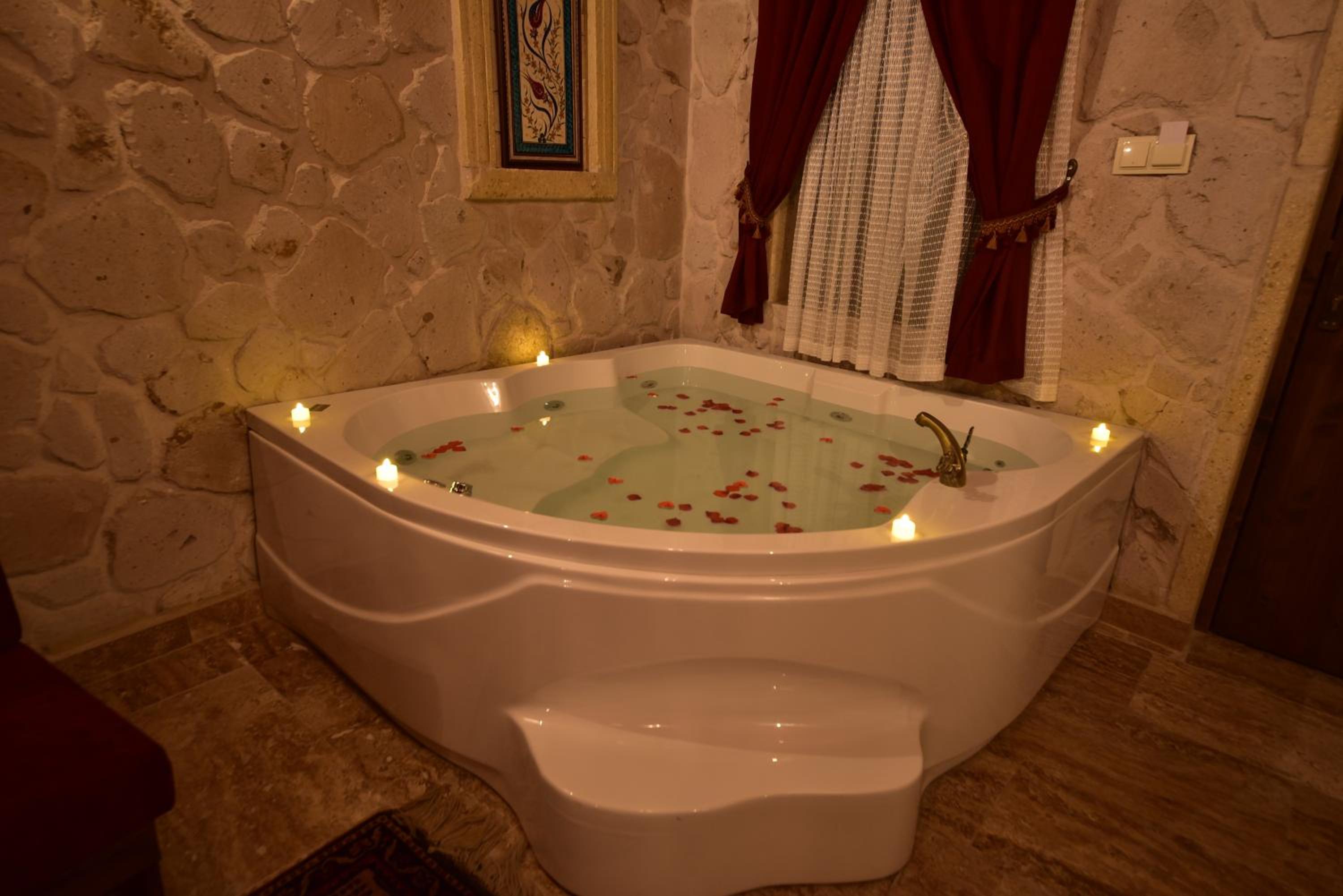 Queen Suite with Spa Bath - Photo 10