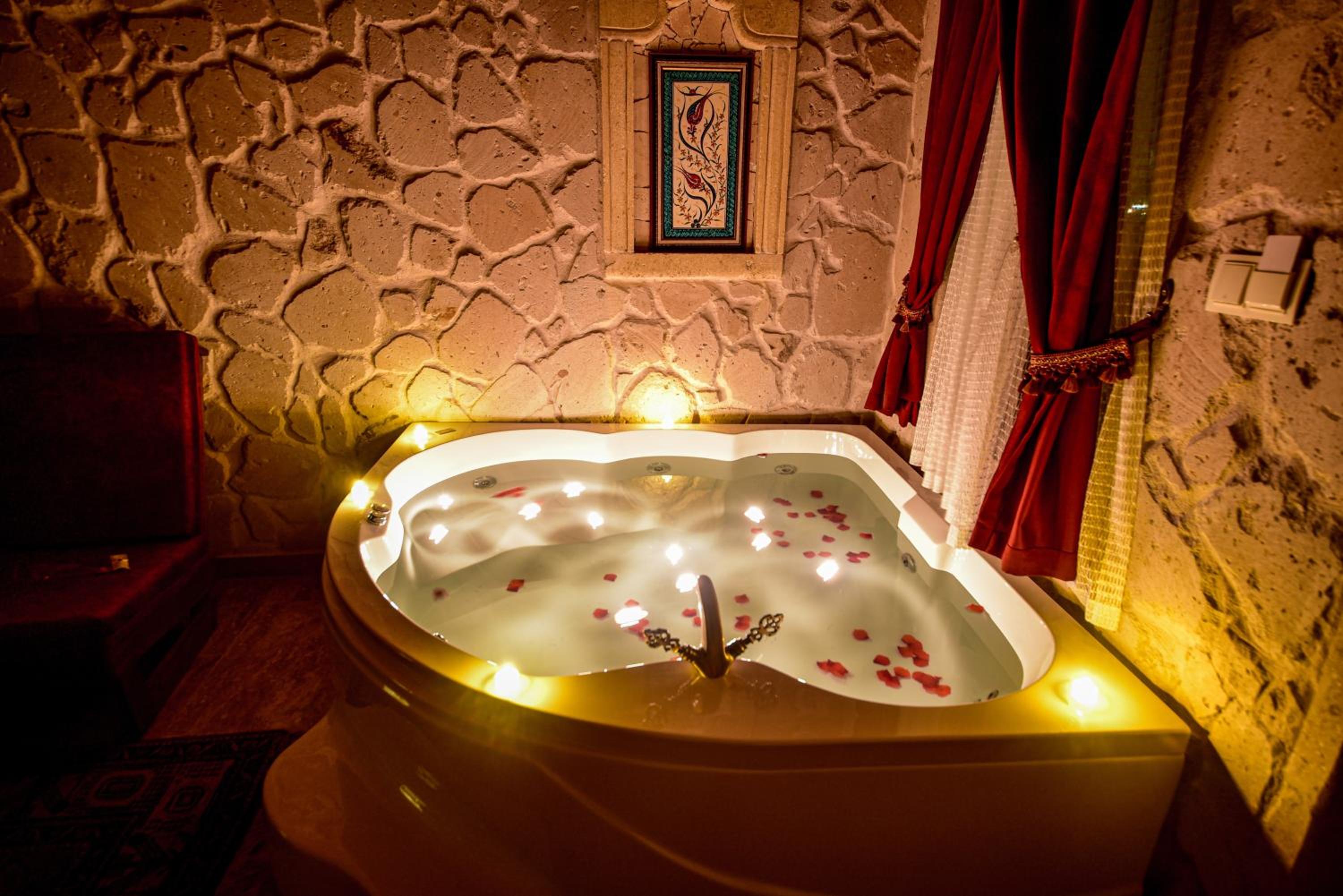 Queen Suite with Spa Bath - Photo 9