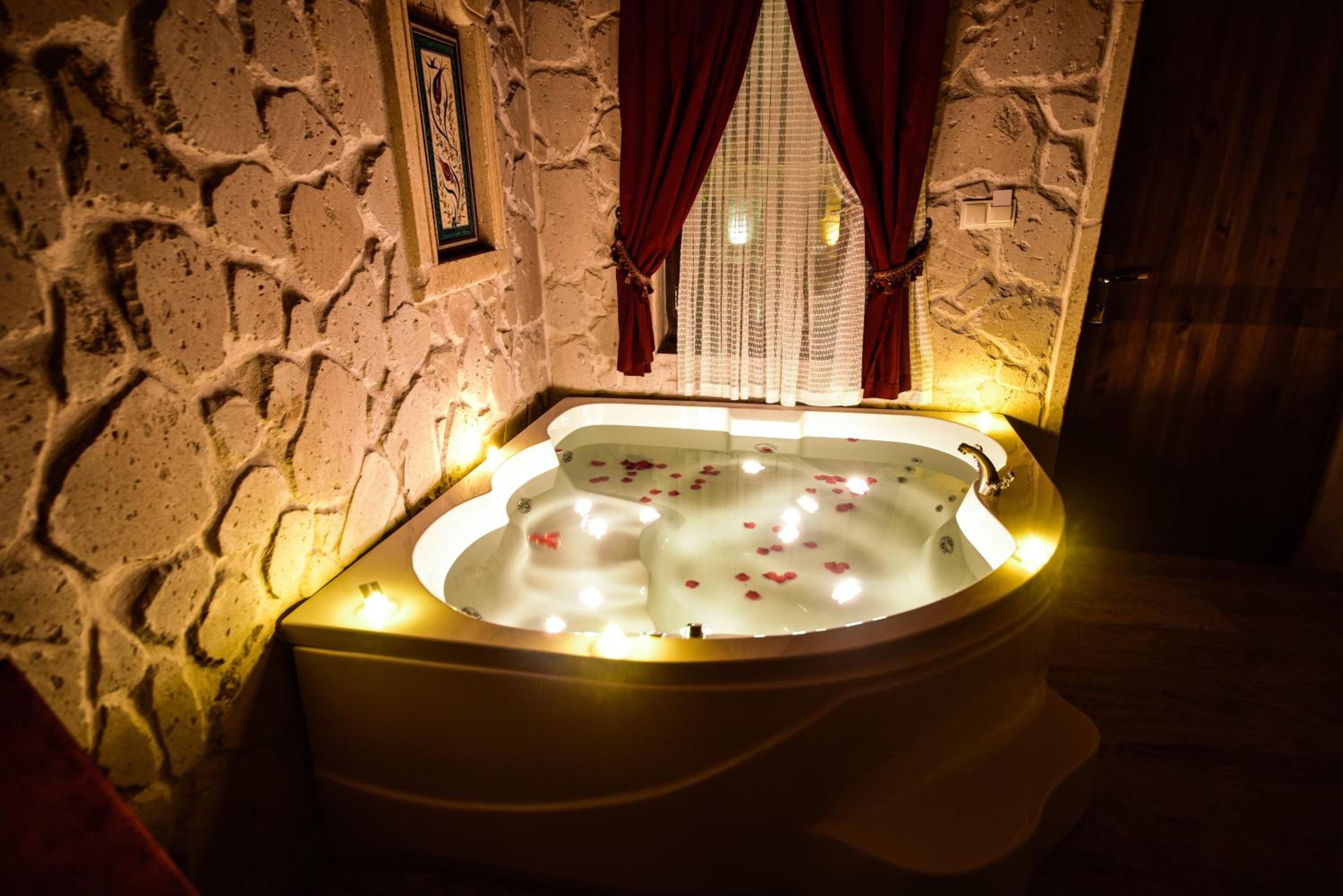 Queen Suite with Spa Bath - Photo 14