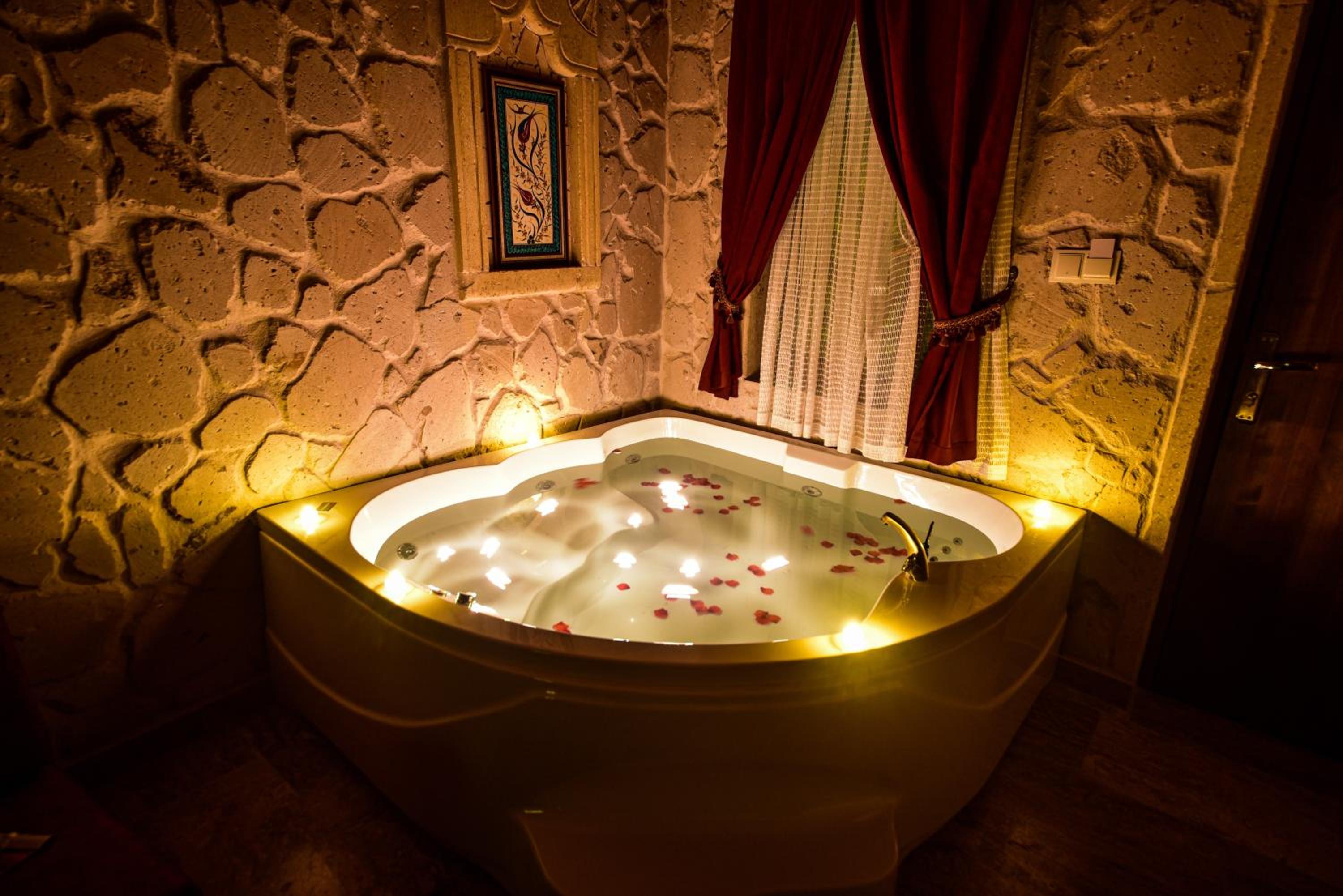 Queen Suite with Spa Bath - Photo 5