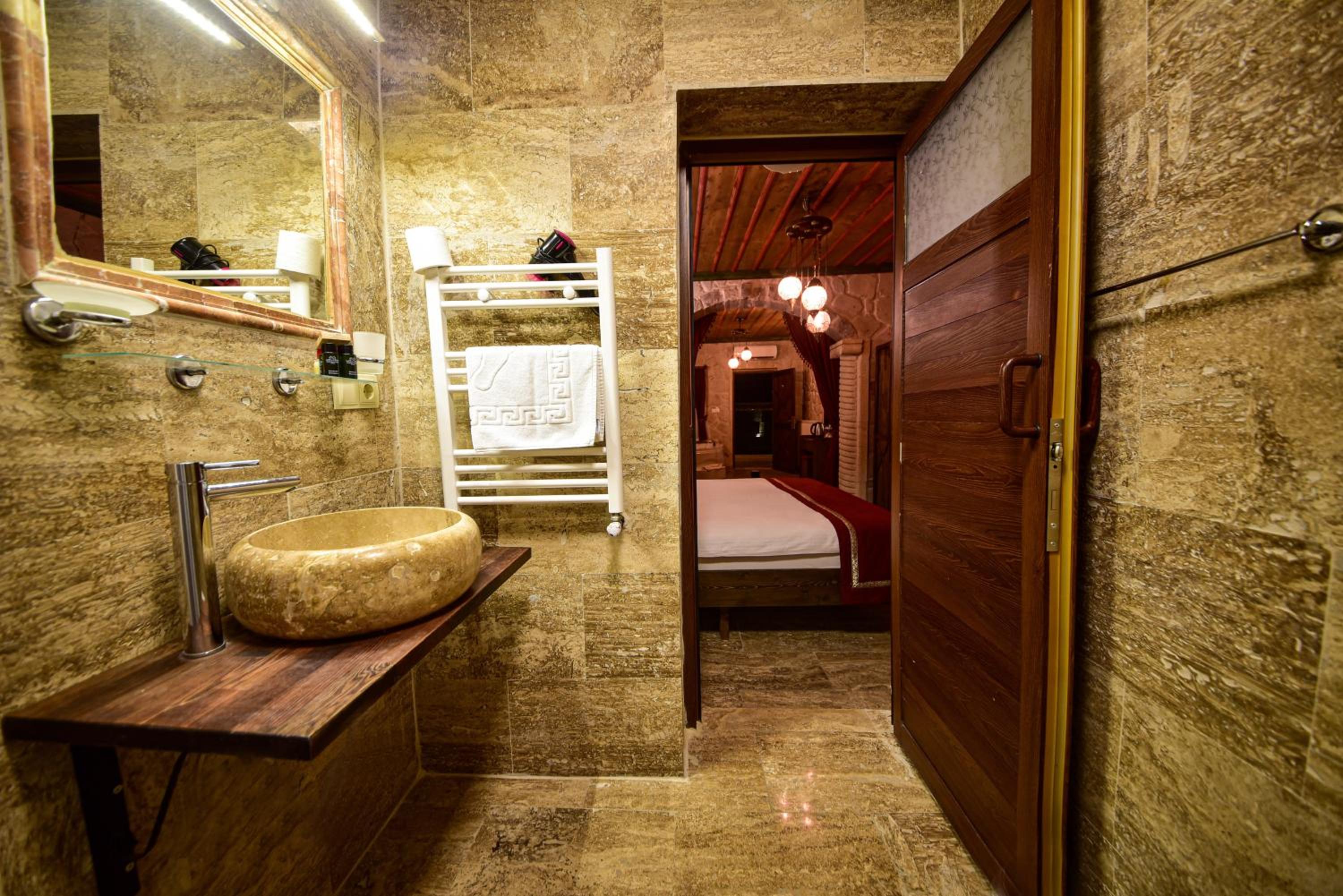 Queen Suite with Spa Bath - Photo 12
