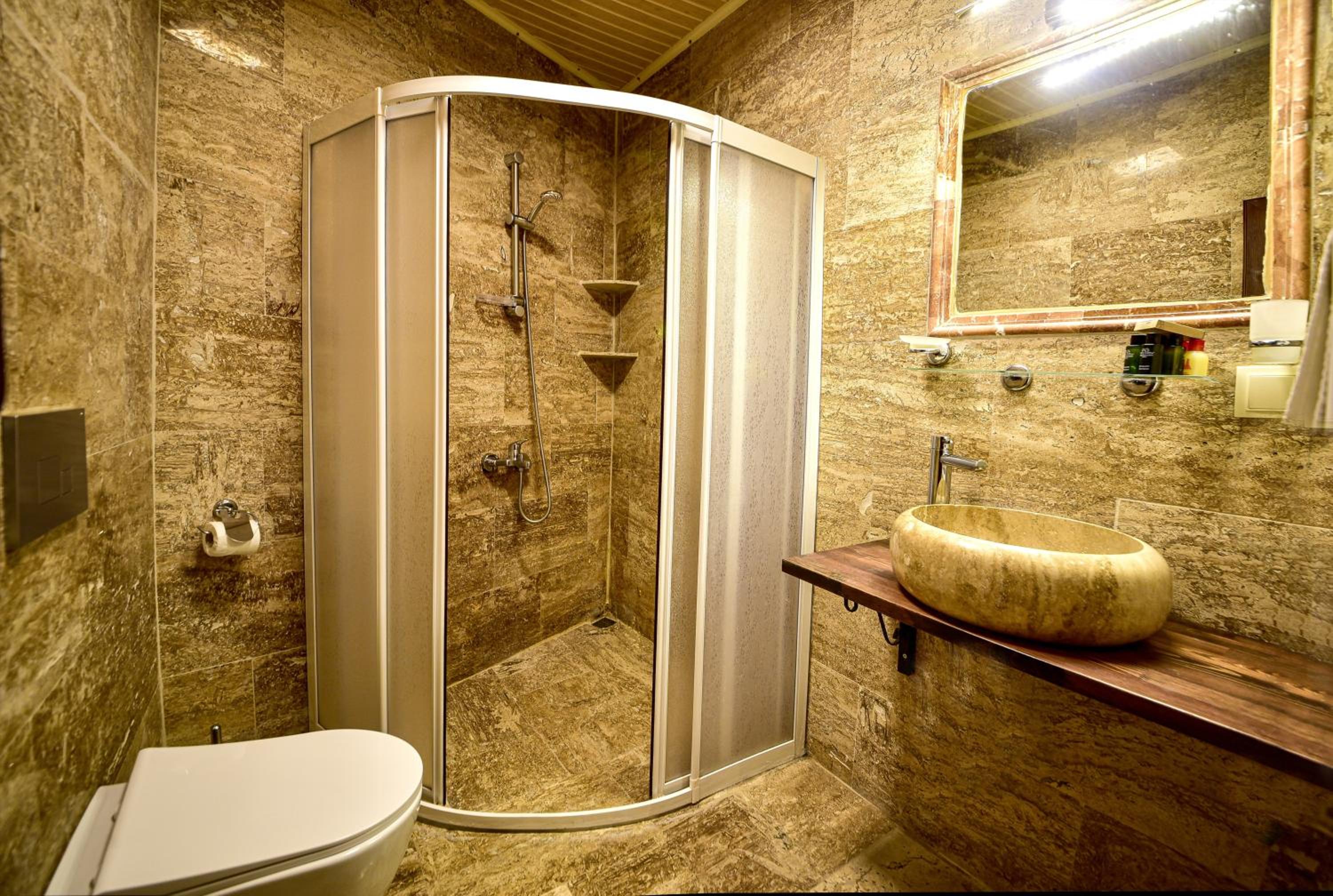 Queen Suite with Spa Bath - Photo 13