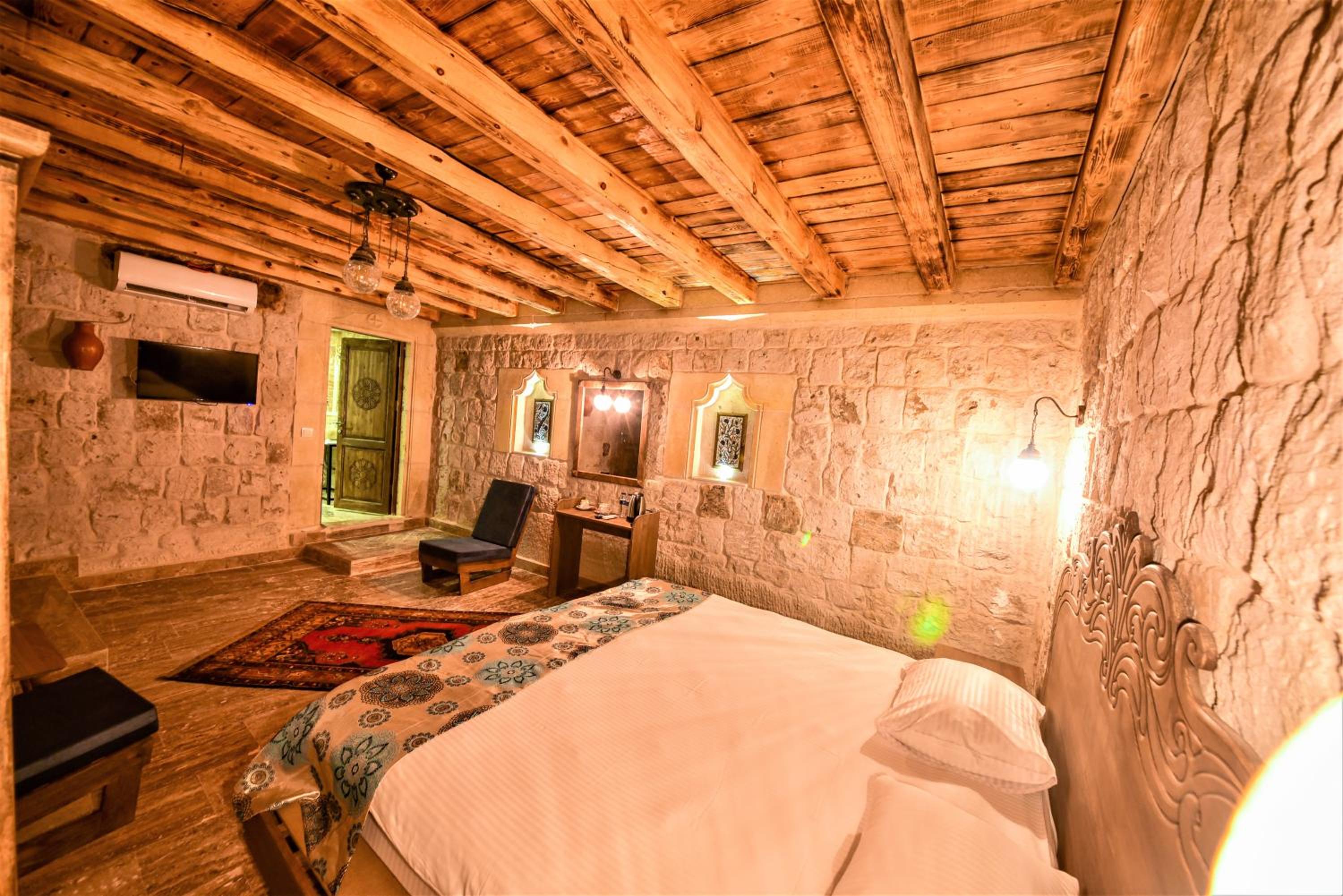 Superior Suite - Photo 13
