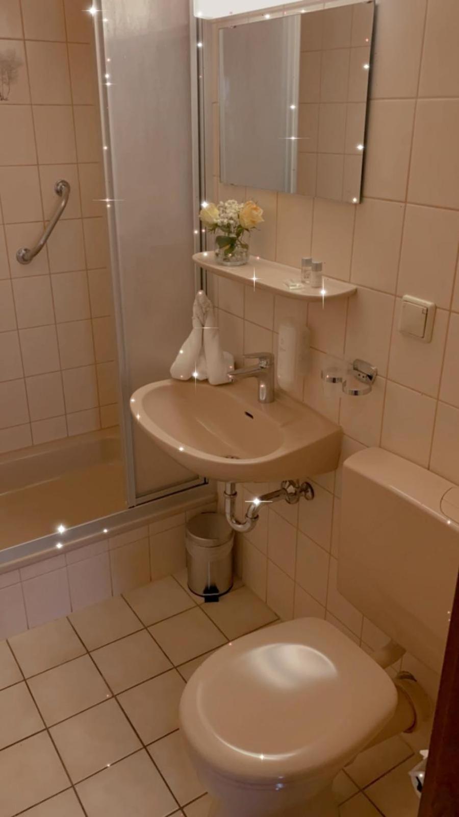 Double Room with Private Bathroom - Photo 9