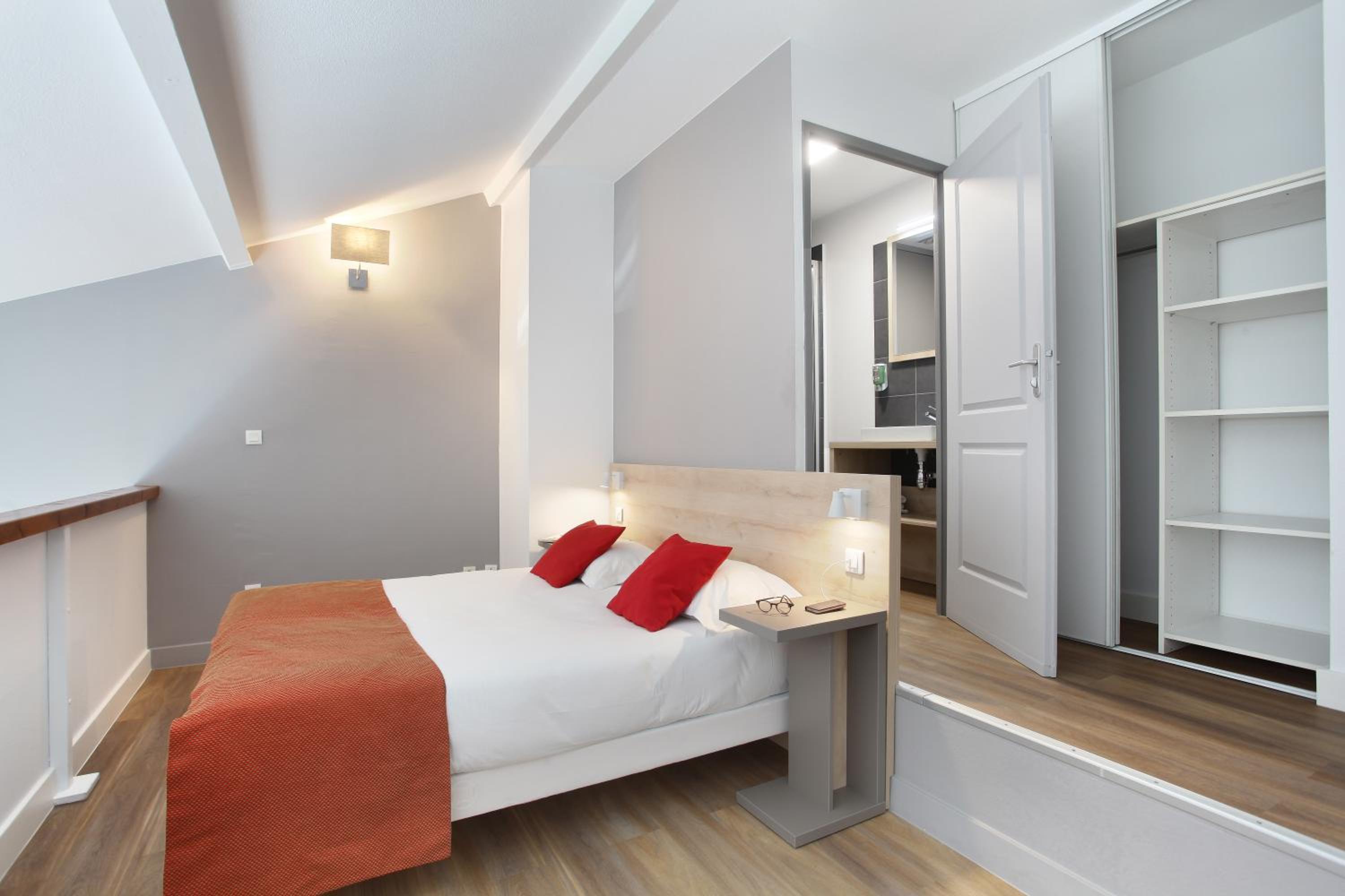 One-Bedroom Apartment (4 Adults) - Photo 3