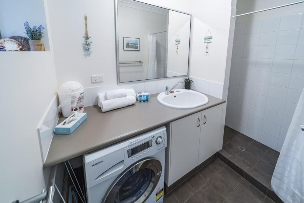Deluxe Two-Bedroom Apartment with Spa Bath (1 Double and Twin Beds) photo 2