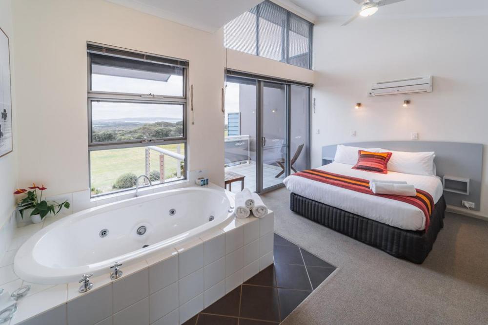 Deluxe Two-Bedroom Apartment with Spa Bath (1 Double and Twin Beds) photo 1