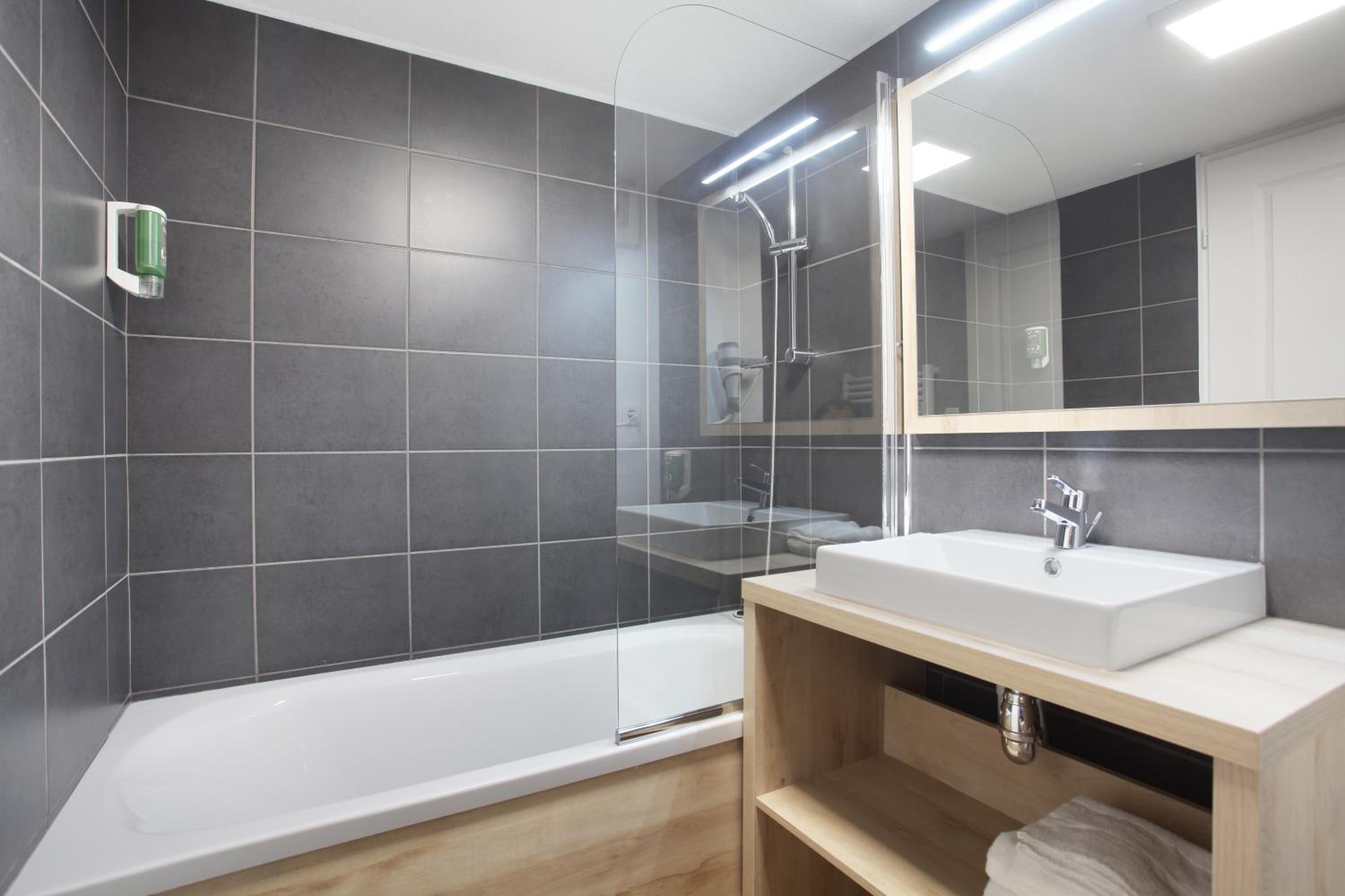 Two-Bedroom Apartment (6 Adults) - Photo 2